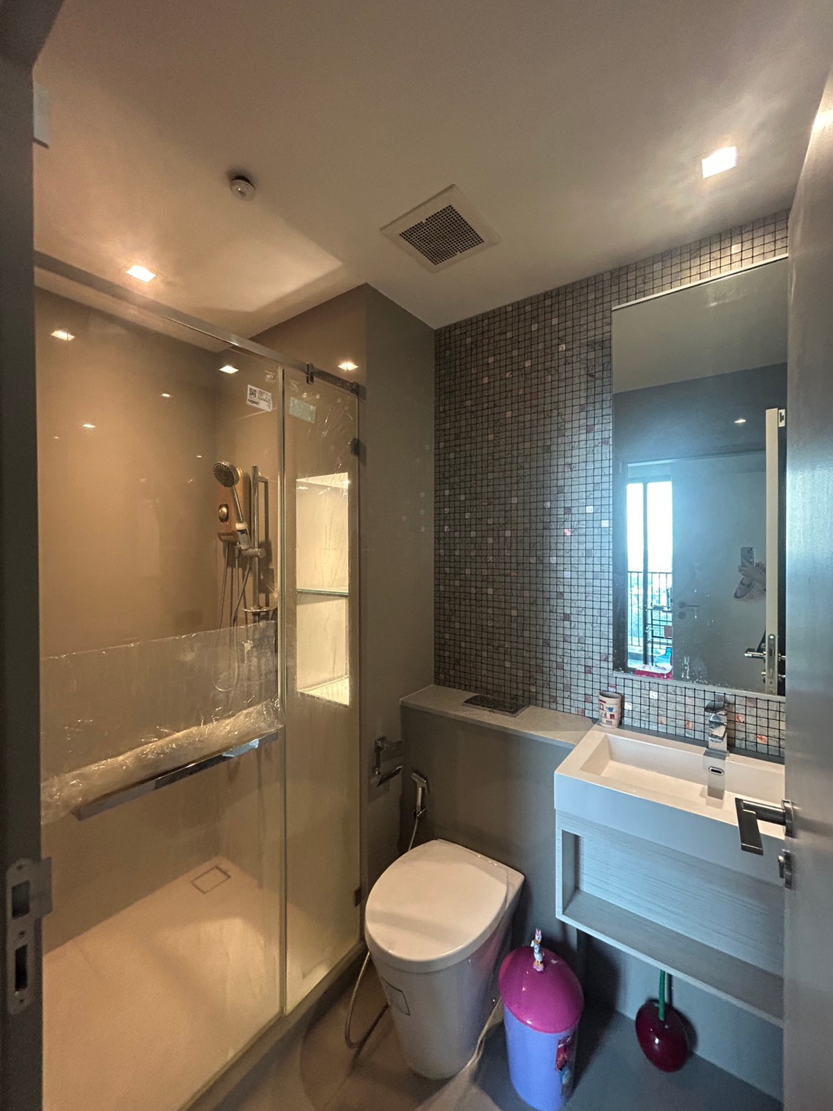 For RentCondoThaphra, Talat Phlu, Wutthakat : Condo for rent, Whizdom Station Ratchada Tha Phra, next to BTS Talat Phlu, opposite The Mall Tha Phra.