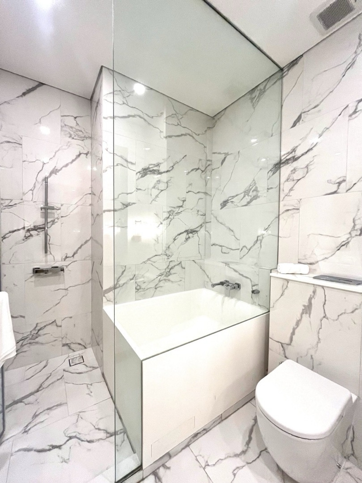 For RentCondoRama9, Petchburi, RCA : Landmark @ MRTA RAMA9