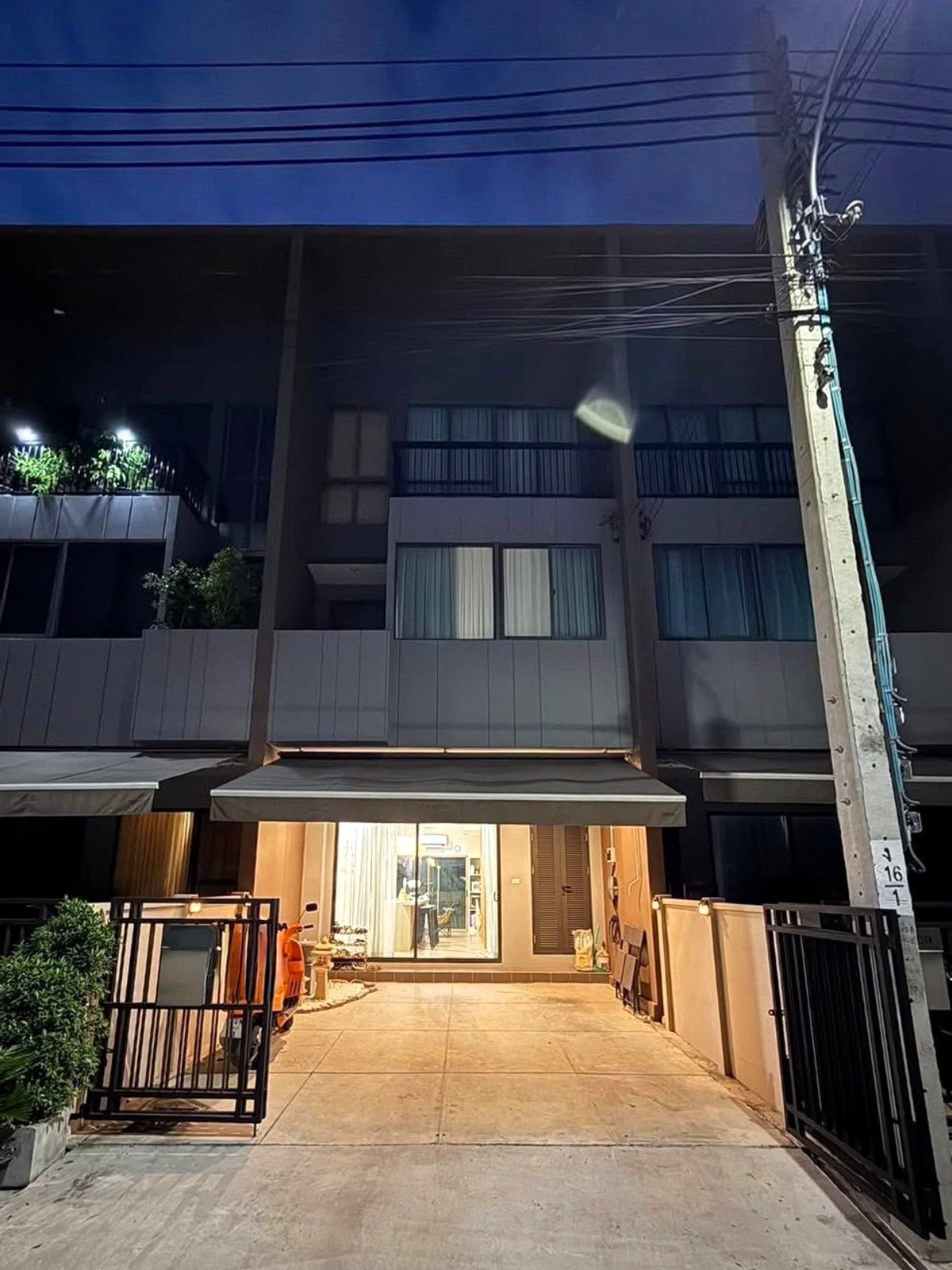 For RentTownhomeMin Buri, Romklao : Baan Klang Muang Rama 9 - Krungthep Kreetha / 3 Bedrooms (FOR RENT) BZD117