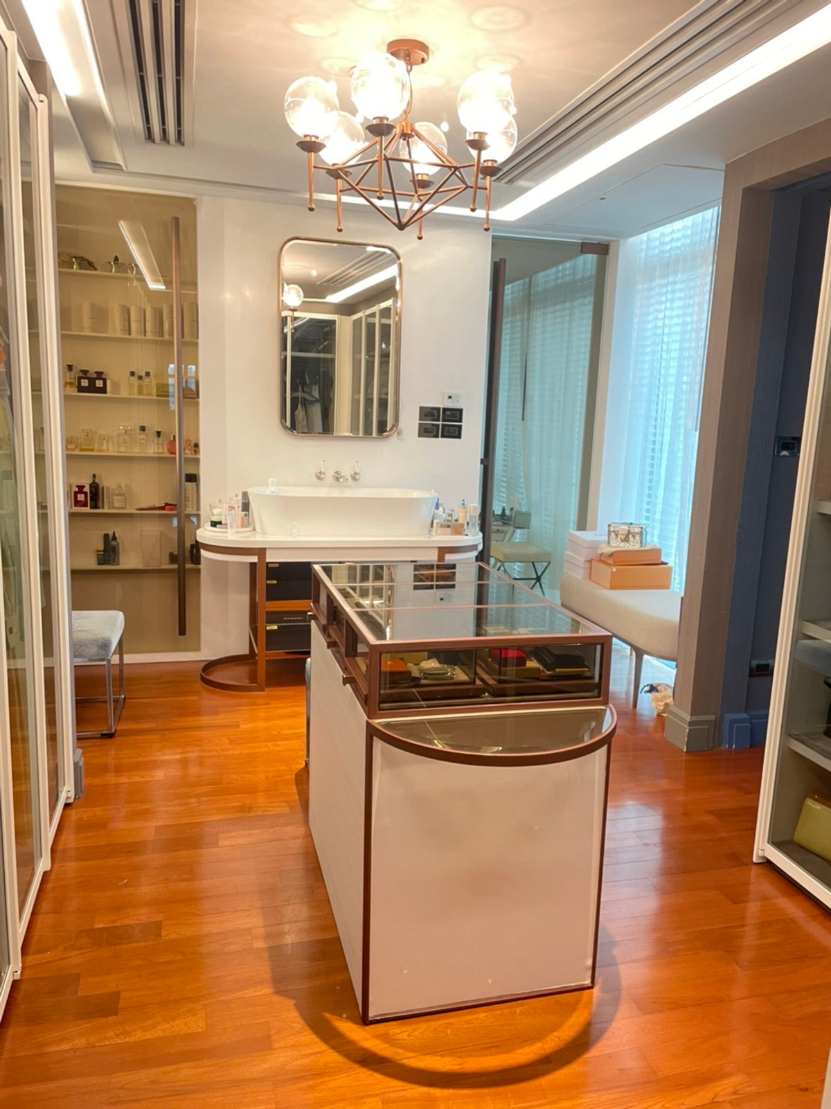 ให้เช่าคอนโดวิทยุ ชิดลม หลังสวน : The St. Regis Bangkok 📍 ติด BTS ราชดำริ 💳  ค่าเช่า: 450,000 บาท/เดือน (สัญญา 1 ปี) 📐 3 ห้องนอน | 4 ห้องน้ำ | 1 ห้องแม่บ้าน 🚫 ไม่รับ Co-agent 