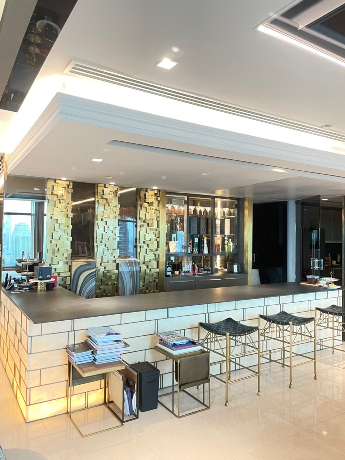 ให้เช่าคอนโดวิทยุ ชิดลม หลังสวน : The St. Regis Bangkok 📍 ติด BTS ราชดำริ 💳  ค่าเช่า: 450,000 บาท/เดือน (สัญญา 1 ปี) 📐 3 ห้องนอน | 4 ห้องน้ำ | 1 ห้องแม่บ้าน 🚫 ไม่รับ Co-agent 