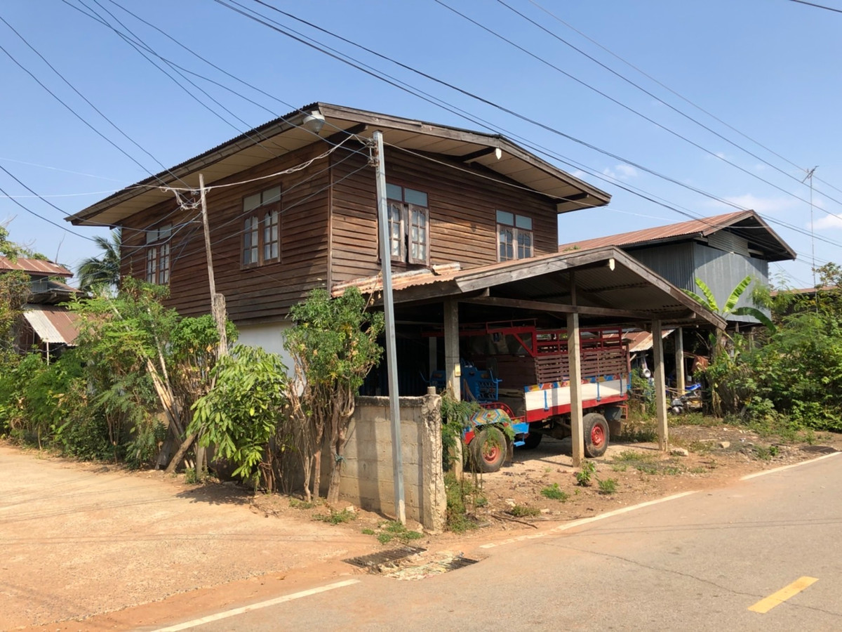 For SaleHouseChaiyaphum : Cheap land for sale, 57 square meters with a wooden house in the community behind Ban Na Nong Thum School, Na Nong Thum Subdistrict, Kaeng Khro District, Chaiyaphum Province.