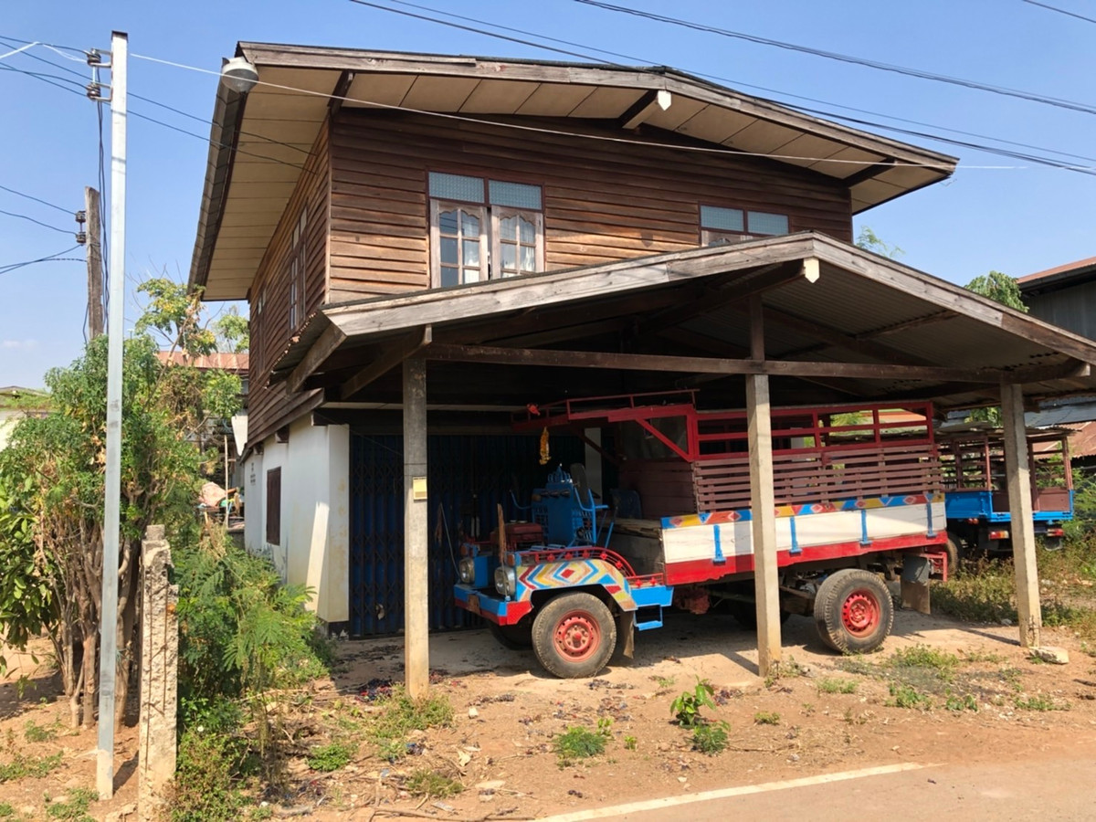 For SaleHouseChaiyaphum : Cheap land for sale, 57 square meters with a wooden house in the community behind Ban Na Nong Thum School, Na Nong Thum Subdistrict, Kaeng Khro District, Chaiyaphum Province.