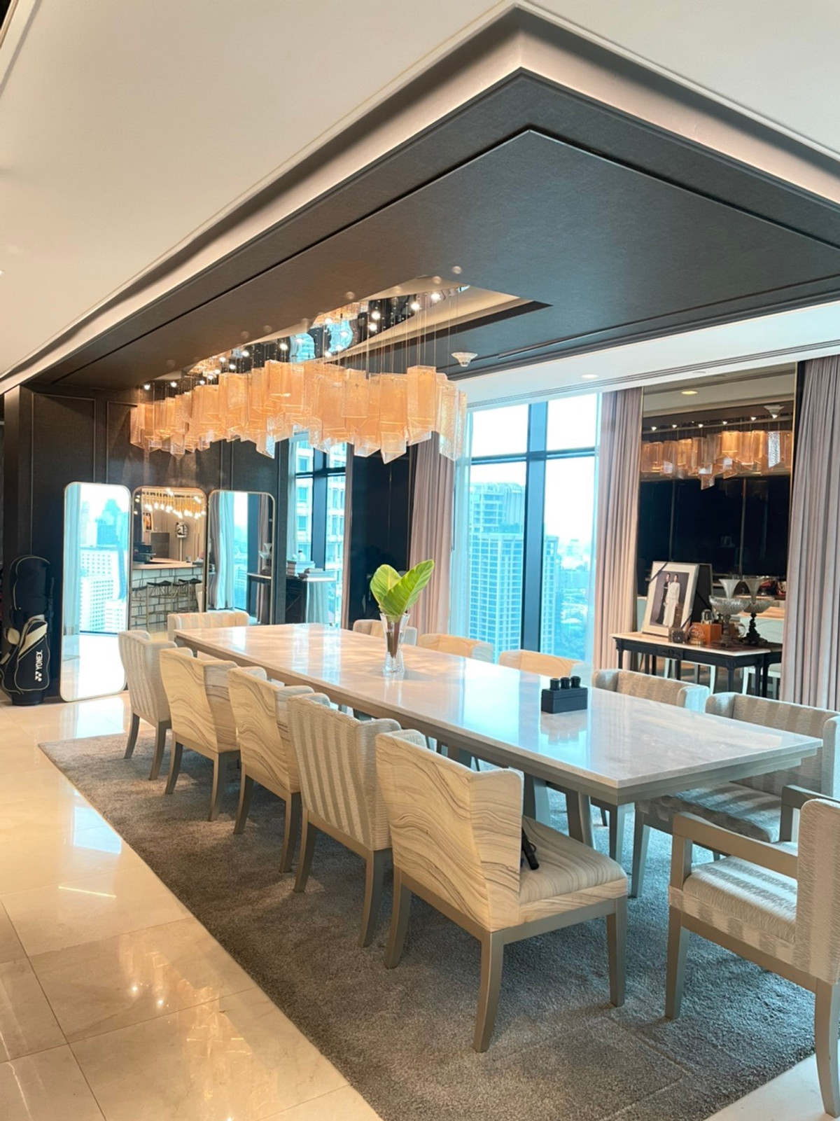 ให้เช่าคอนโดวิทยุ ชิดลม หลังสวน : The St. Regis Bangkok 📍 ติด BTS ราชดำริ 💳  ค่าเช่า: 450,000 บาท/เดือน (สัญญา 1 ปี) 📐 3 ห้องนอน | 4 ห้องน้ำ | 1 ห้องแม่บ้าน 🚫 ไม่รับ Co-agent 