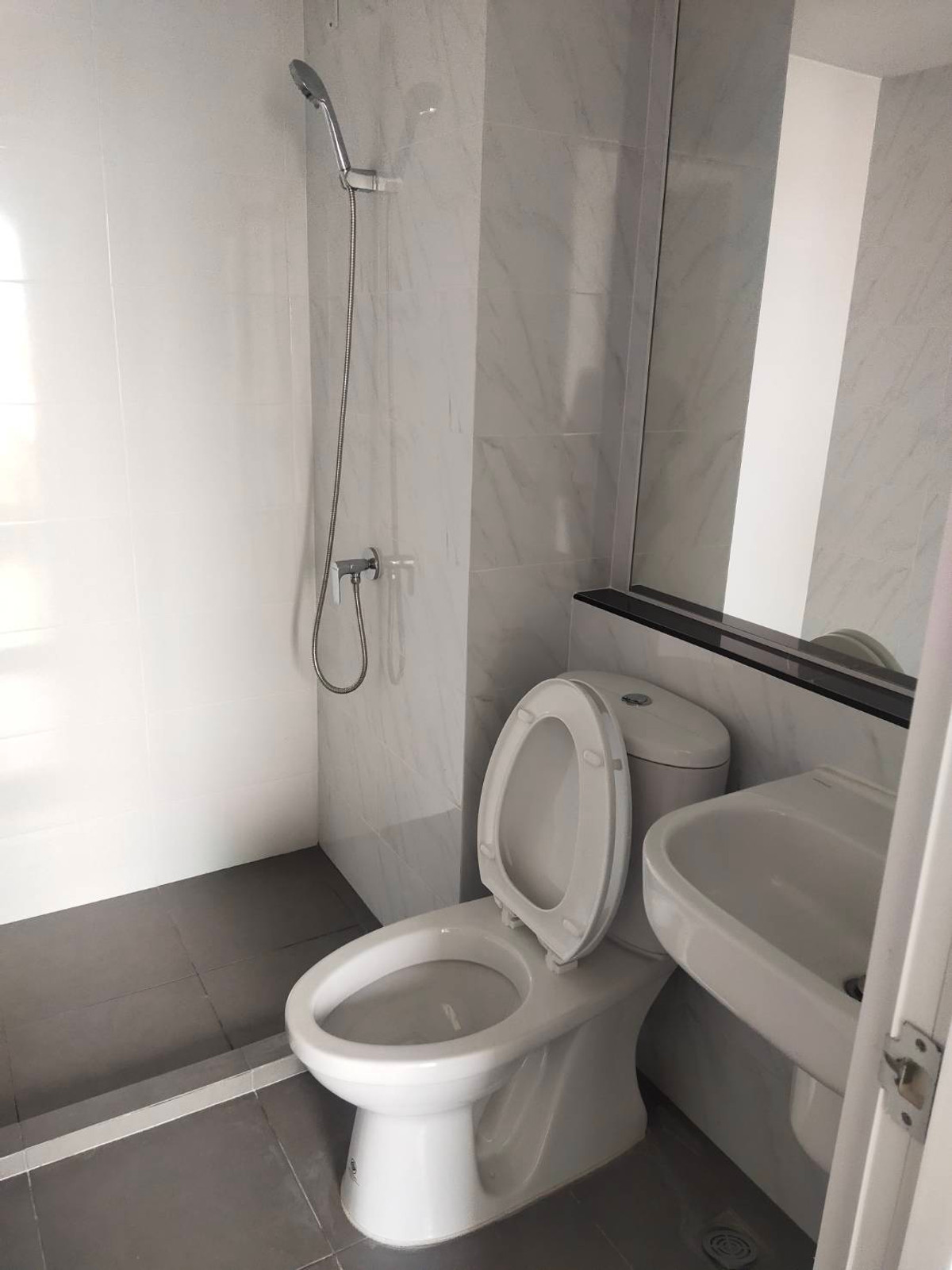 For RentCondoRathburana, Suksawat : Urgent for rent!!! 🔥🔥🔥 🎉Polis Suksawat 64🎉 ✅Building A, 7th floor, size 28.39 sq m. Line @bzprOperty