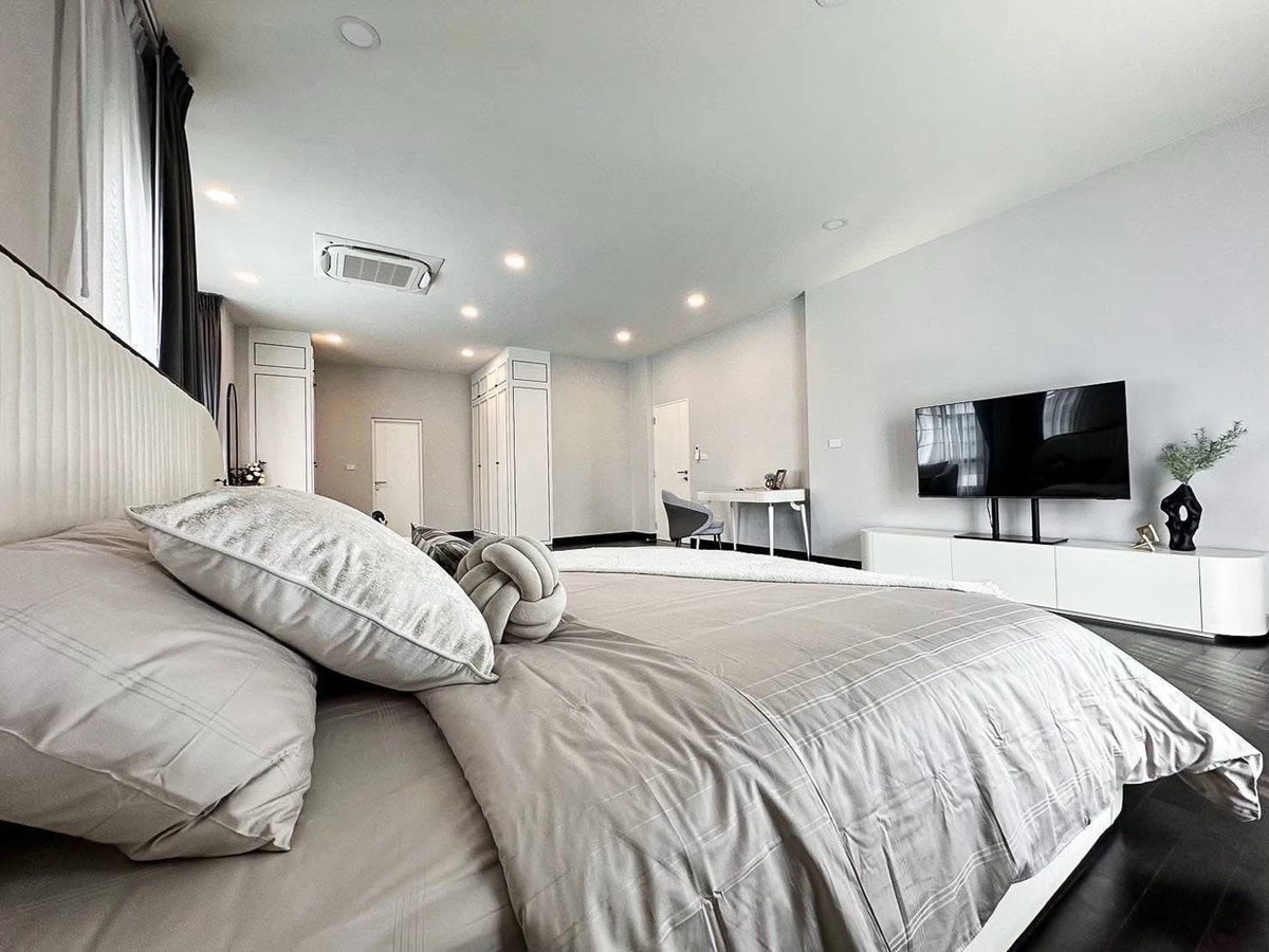 ให้เช่าบ้านบางนา แบริ่ง ลาซาล : ให้เช่า The City Bangna 2 บ้านเดี่ยว Private zone สงบมาก ทั้งโครงการมีเพียง 9 หลัง Pet Friendly 5 ห้องนอน 5 ห้องน้ำ ขนาด105ตร.วา ที่จอดรถ 3 คัน มีห้องแม่บ้าน พร้อมเข้าอยู่ ราคา 190,000 บาท