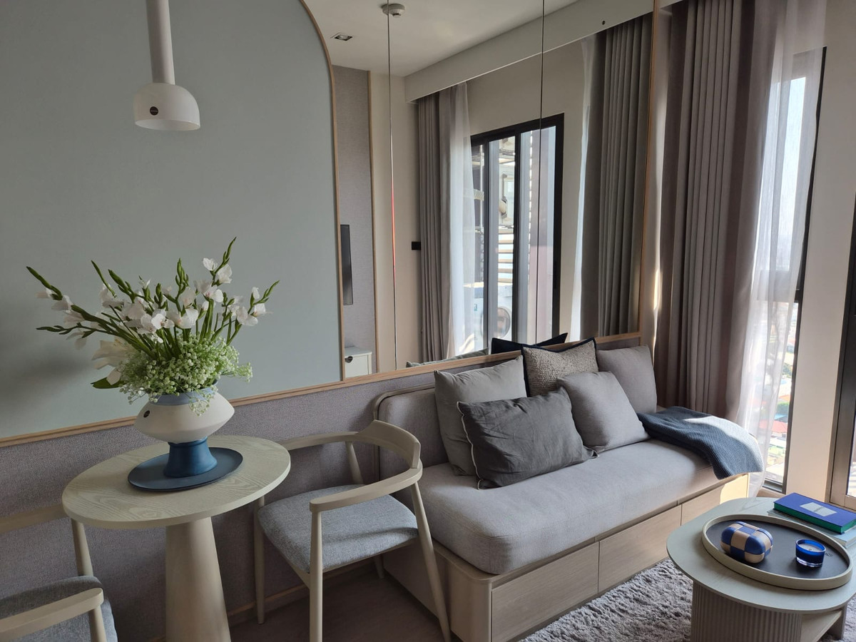 For RentCondoWongwianyai, Charoennakor : Reference Sathorn Wongwian Yai, back side, open view, new room available and ready for rent.