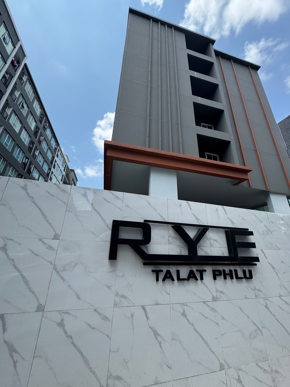 For RentCondoThaphra, Talat Phlu, Wutthakat : Rye Talat Phlu 🚆 BTS Talat Phlu ✅ Available for Rent! 9500 baht/month 🏢 Studio 30.03 sq m. 🔑 Fully furnished + Electrical appliances 🚫 No Co-agent