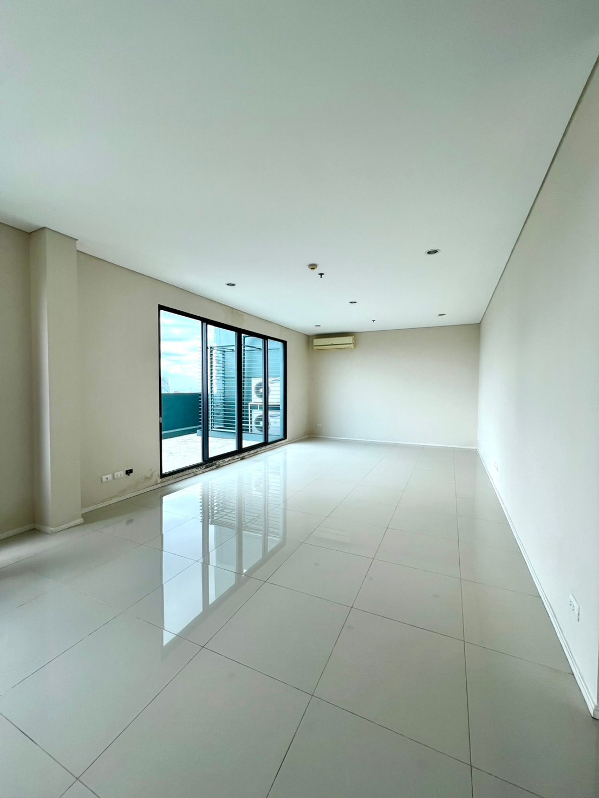 ขายคอนโดพระราม 9 เพชรบุรีตัดใหม่ RCA : คอนโด 5 ห้องนอนวิวสวย ที่ VILLA ASOKE , Contact 062-496-6454