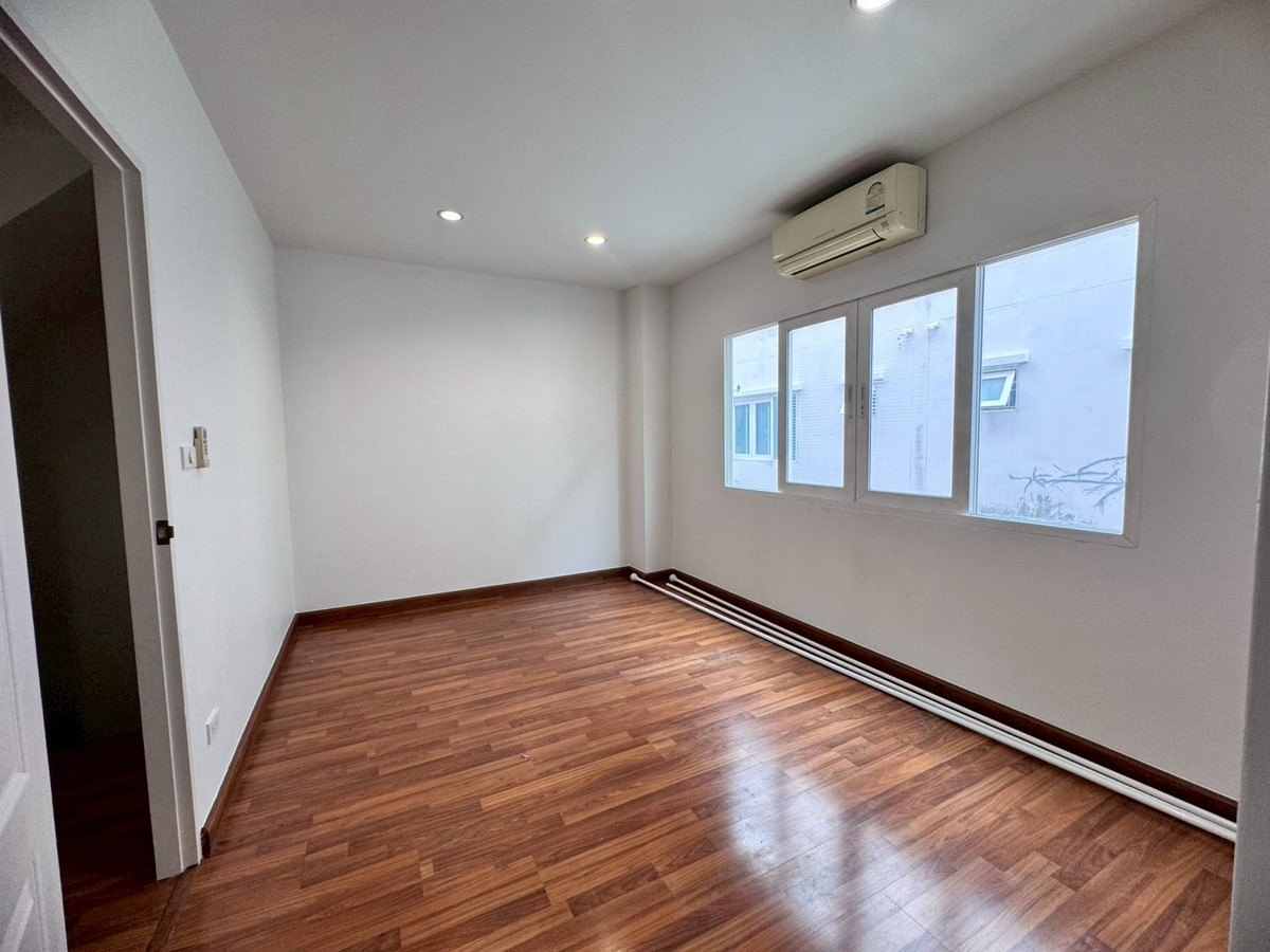 For SaleTownhomePattanakan, Srinakarin : Townhome for sale, The Exclusive Village, Pattanakarn 44 (The Exclusive-Pattanakarn44) near APL Hua Mak (N.1915)