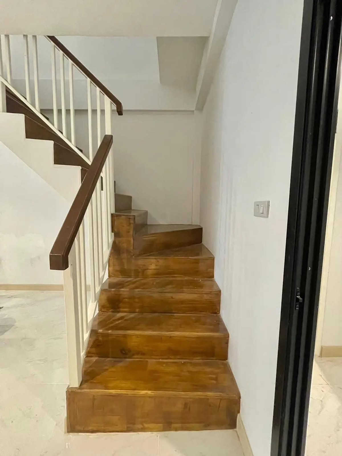 For RentTownhomeLadprao101, Happy Land, The Mall Bang Kapi : Townhome for rent, newly renovated Sena Villa 84 Village, Happyland Bang Kapi Soi 23, near The Mall Bang Kapi.