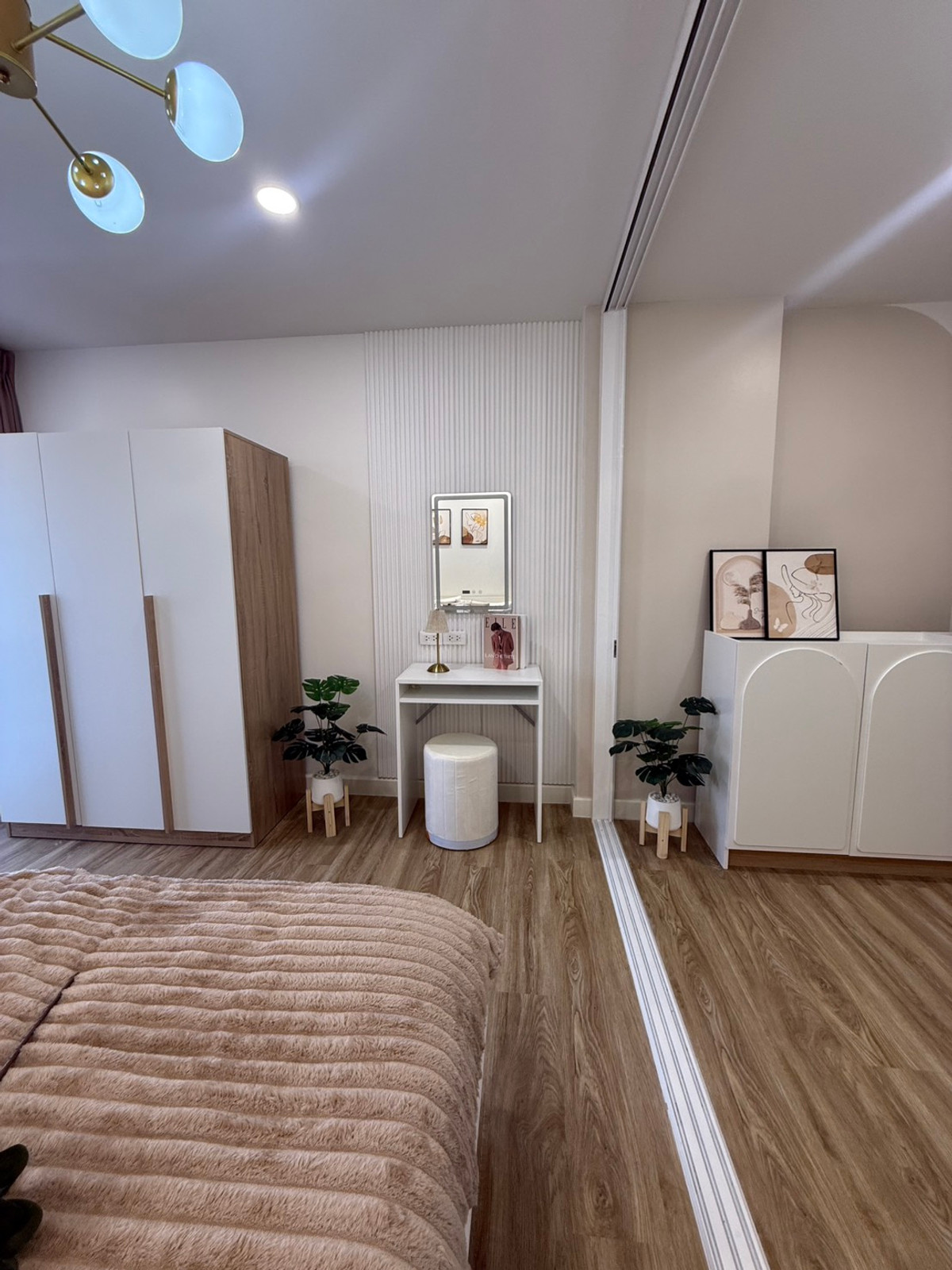 ขายคอนโดบางนา แบริ่ง ลาซาล : ขาย !  บี คอนโด ( B Condo)  บางนา-ตราด39  ห้องรีโนเวทใหม่ทั้งห้อง หิ้วกระเป๋าเข้าอยู่ได้เลย