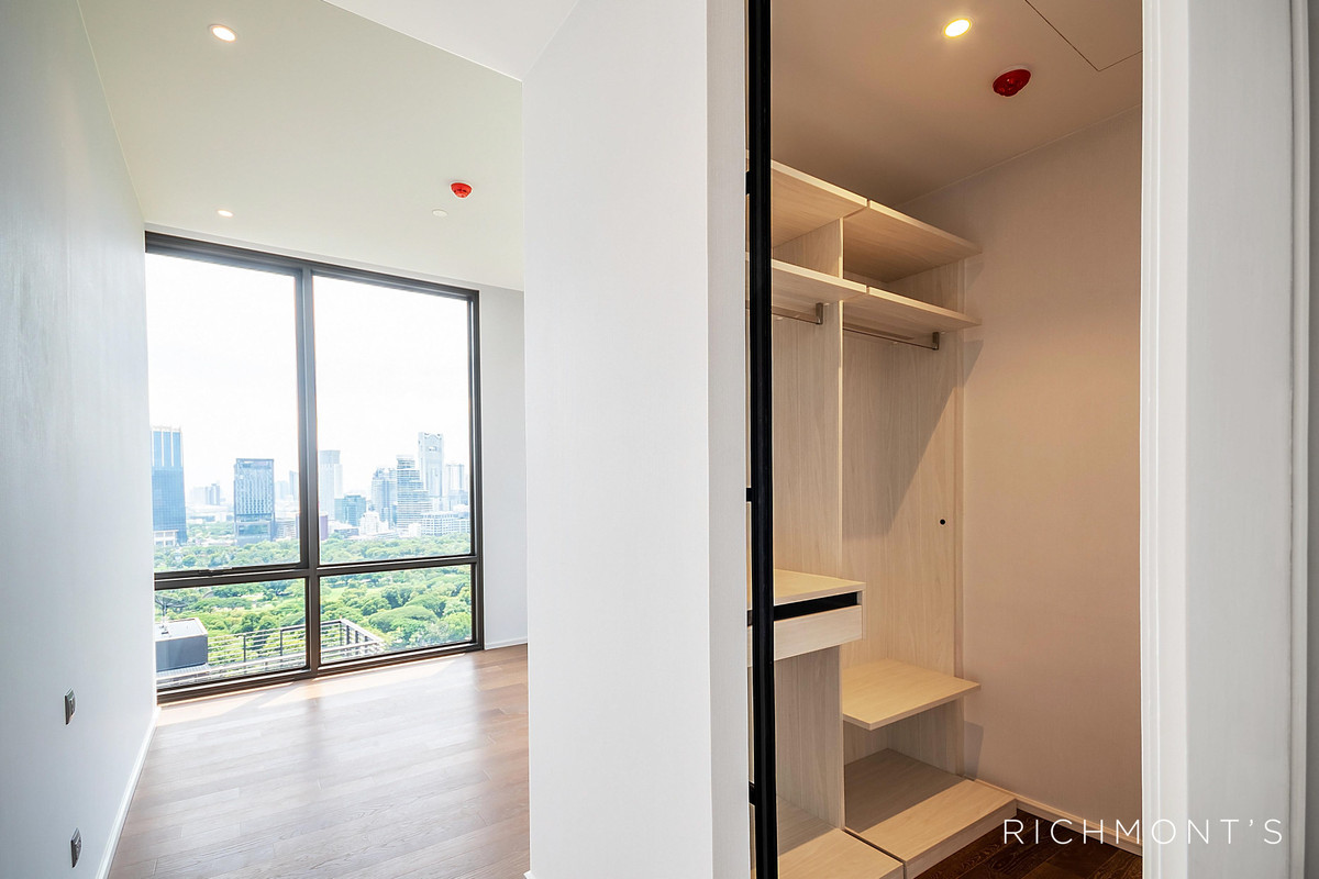 ขายคอนโดวิทยุ ชิดลม หลังสวน : คอนโด 3 ห้องนอนวิวสวย ที่ MUNIQ Langsuan, Please call: 062-496-6454