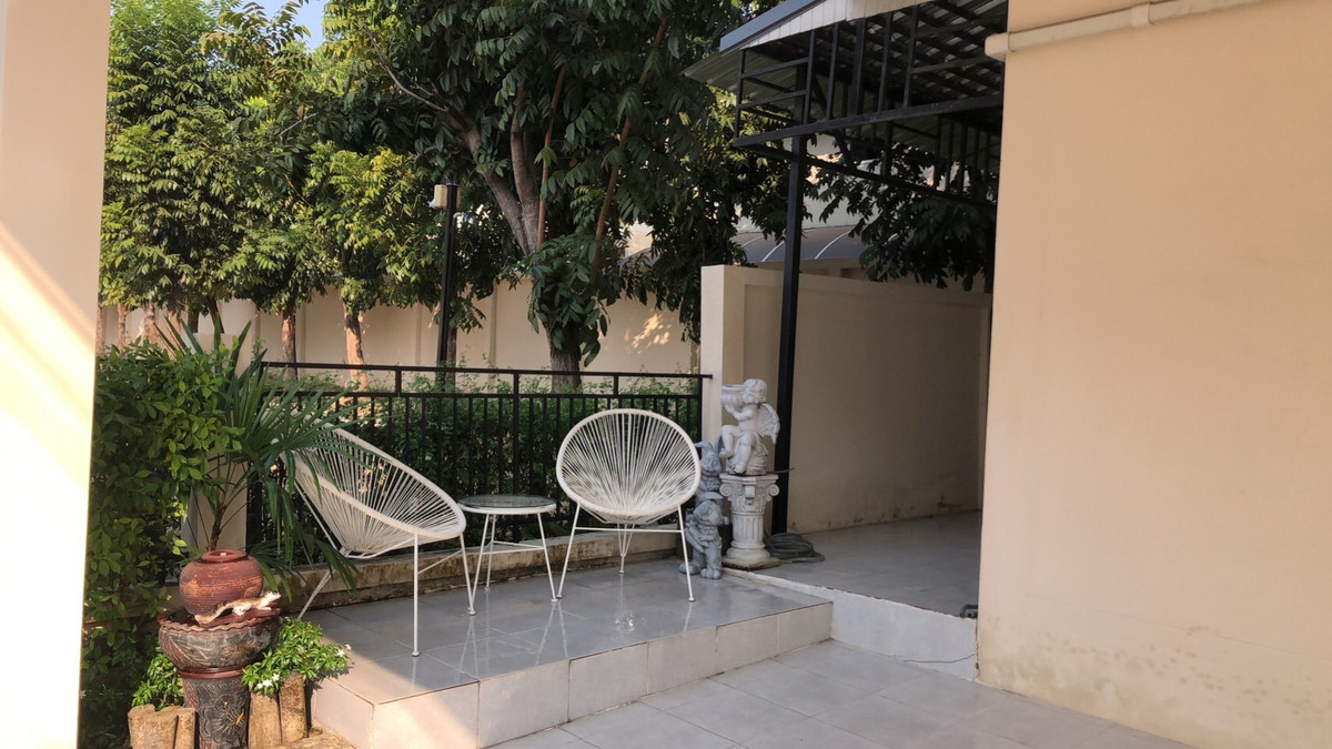 บ้านปทุมธานี รังสิต ธรรมศาสตร์ : 95302 - ขายบ้านหลังมุม หมู่บ้านพัฒนาศิริ 56 ตร วา คลอง2 ลำลูกกา ติดถนนใหญ่ ใหม่และสวยจริงจัง แต่งสไตส์โรงแรม เฟอร์นิเจอร์ครบแถมชุดแต่งเป็นล้าน