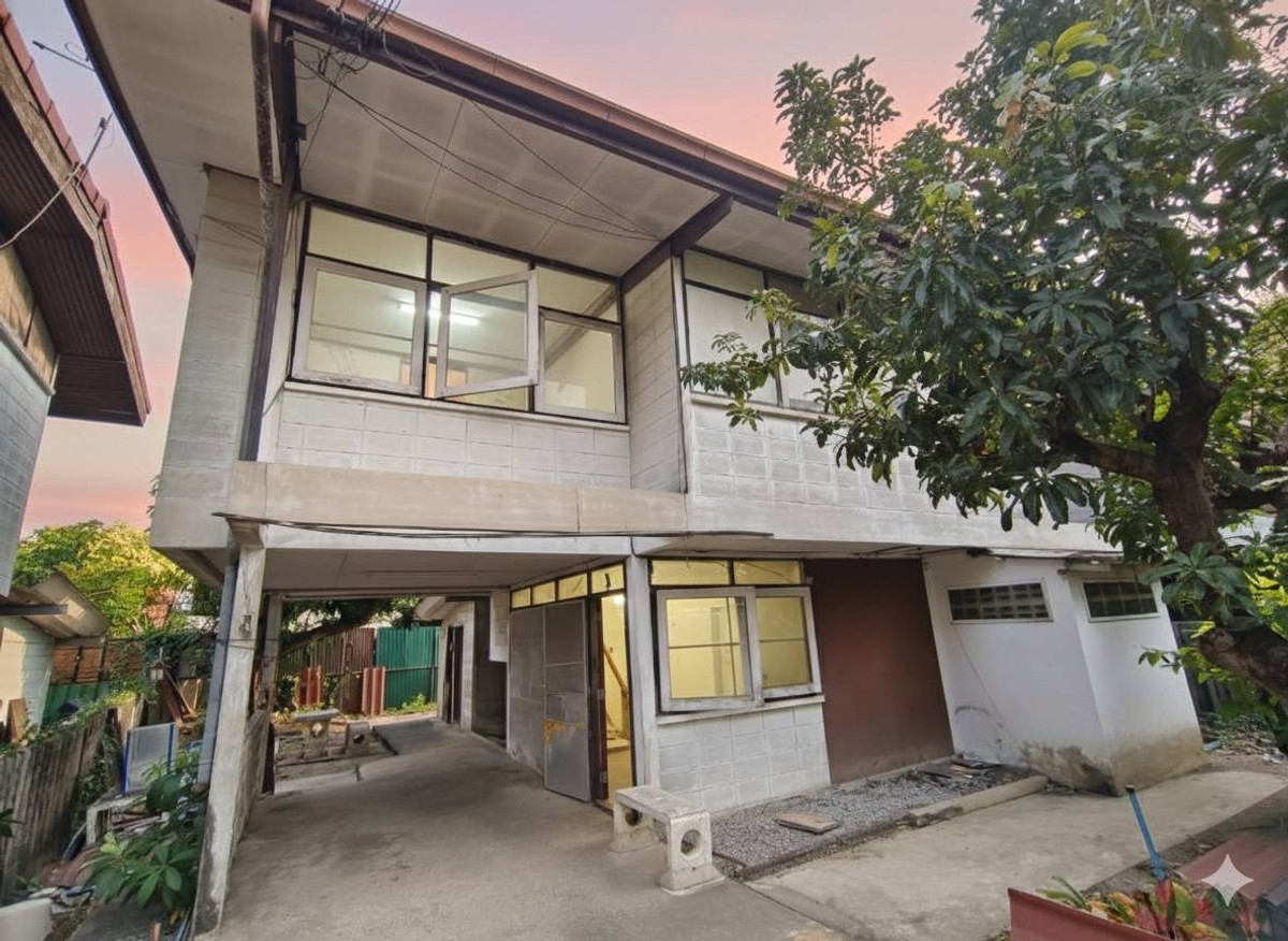 For SaleHouseKaset Nawamin,Ladplakao : Large plot of detached house, rare location on Nawamin Road. The village is next to the main road.