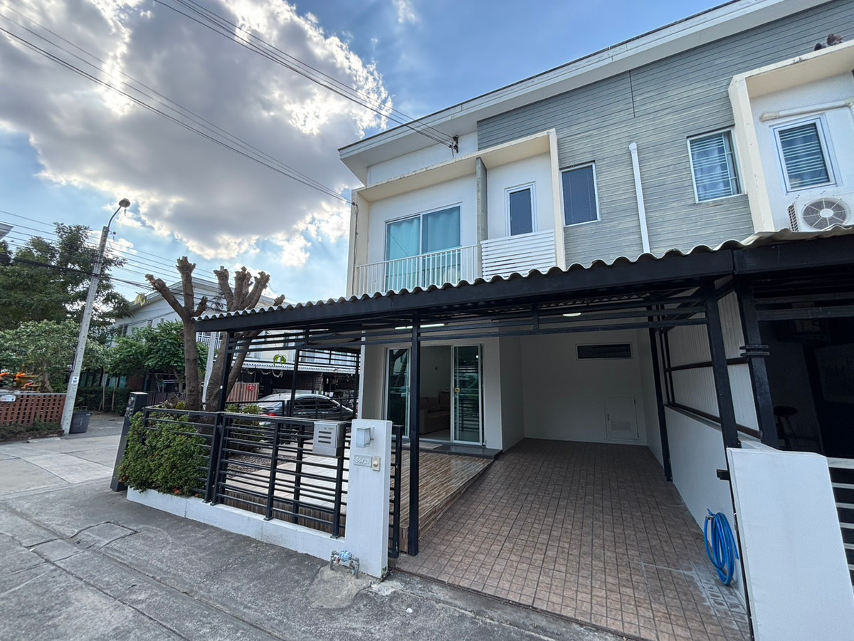 For SaleTownhomeVipawadee, Don Mueang, Lak Si : Urgent sale The Connect Don Mueang-Songprapa. Second-hand townhome - good condition, back side, fully furnished, ready to move in.