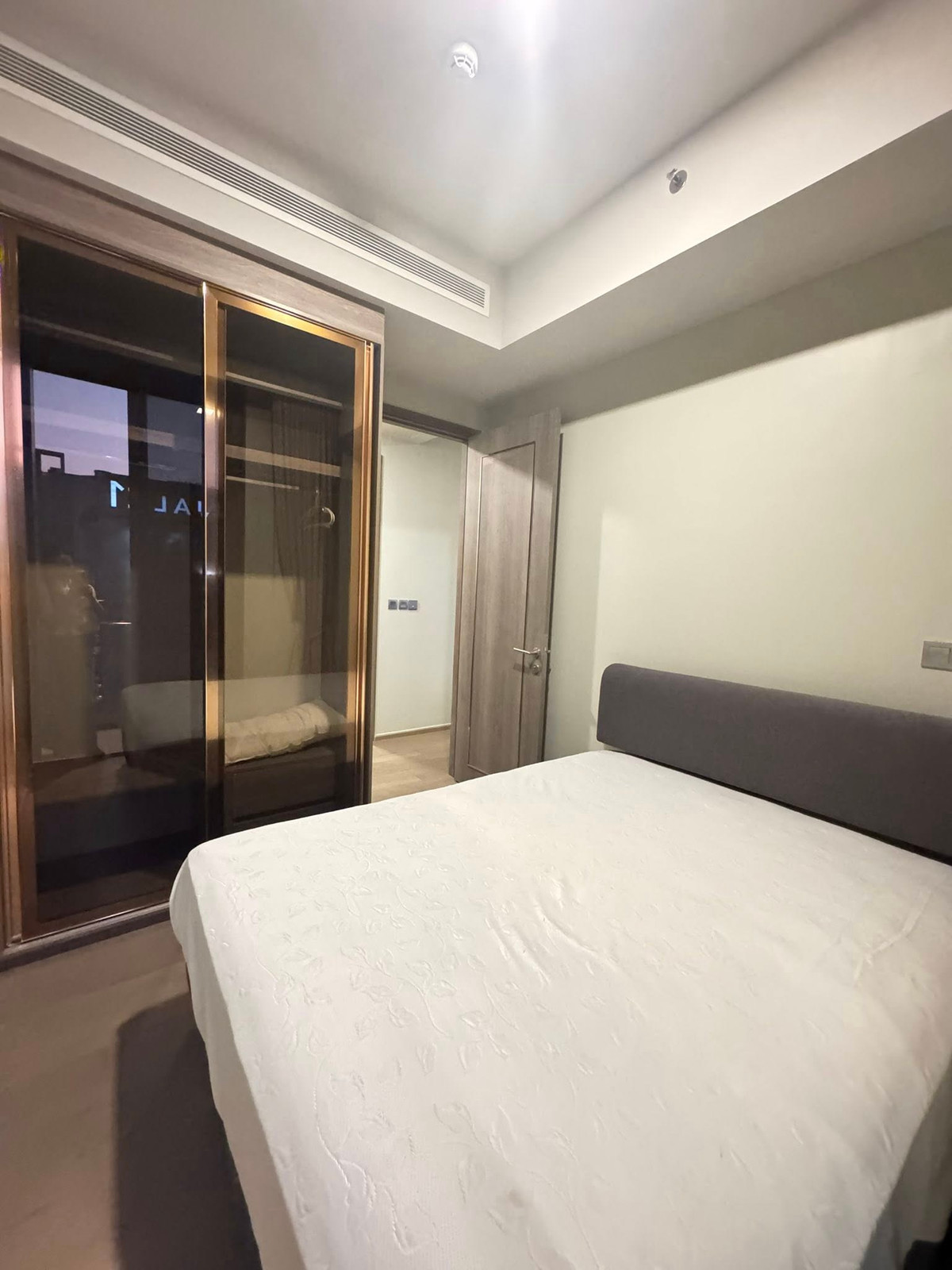 For RentCondoSukhumvit, Asoke, Thonglor : Celes Asoke Condo, convenient travel, close to BTS, there is a shuttle, beautiful room, fully furnished, ready to move in!