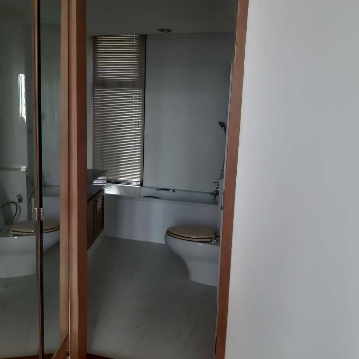 ขายคอนโดสาทร นราธิวาส : 2 ห้องนอน ที่ Baan Yen Akard Condominium, Contact 062-496-6454