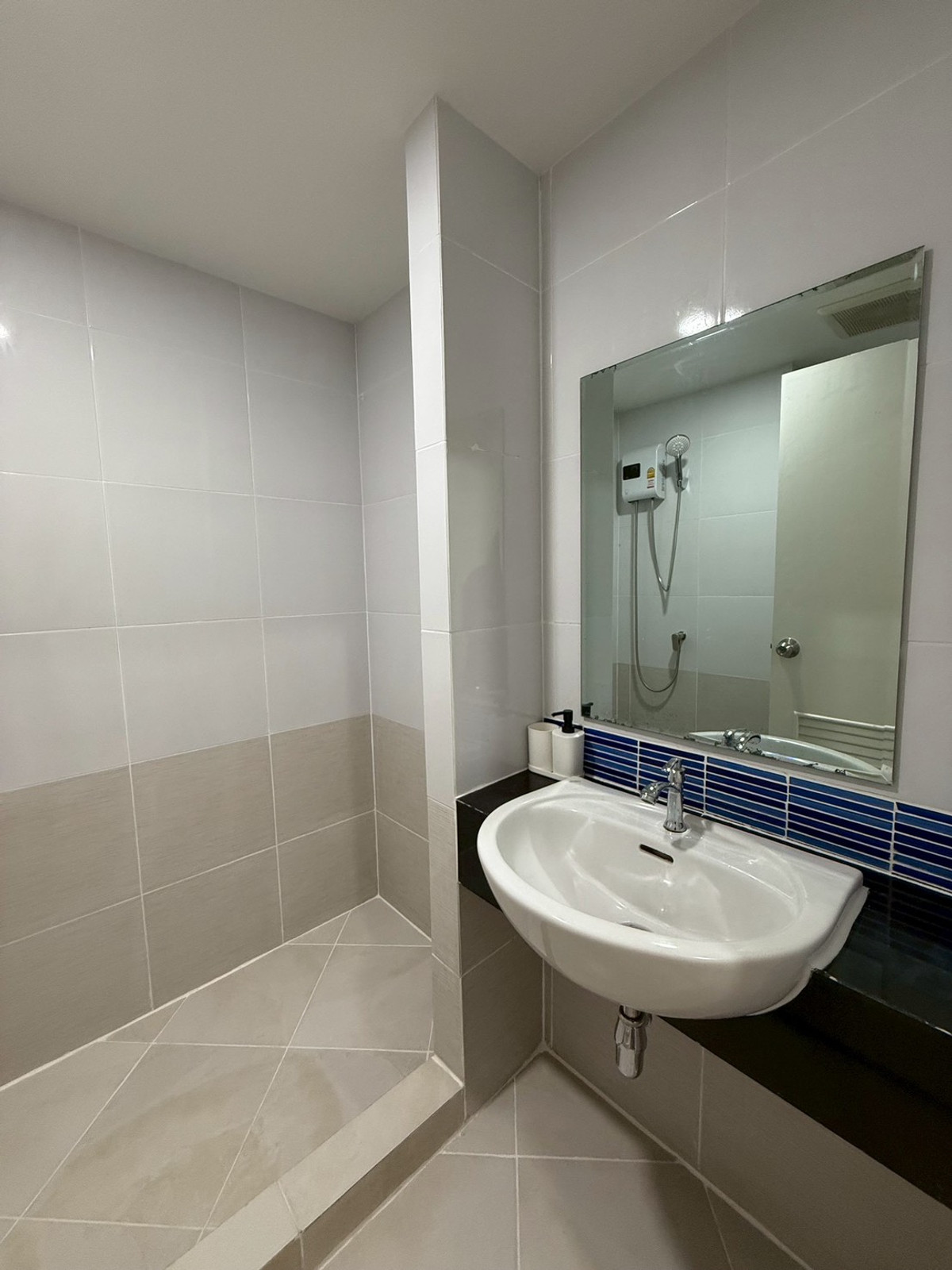 ขายคอนโดบางนา แบริ่ง ลาซาล : ขาย !  บี คอนโด ( B Condo)  บางนา-ตราด39  ห้องรีโนเวทใหม่ทั้งห้อง หิ้วกระเป๋าเข้าอยู่ได้เลย