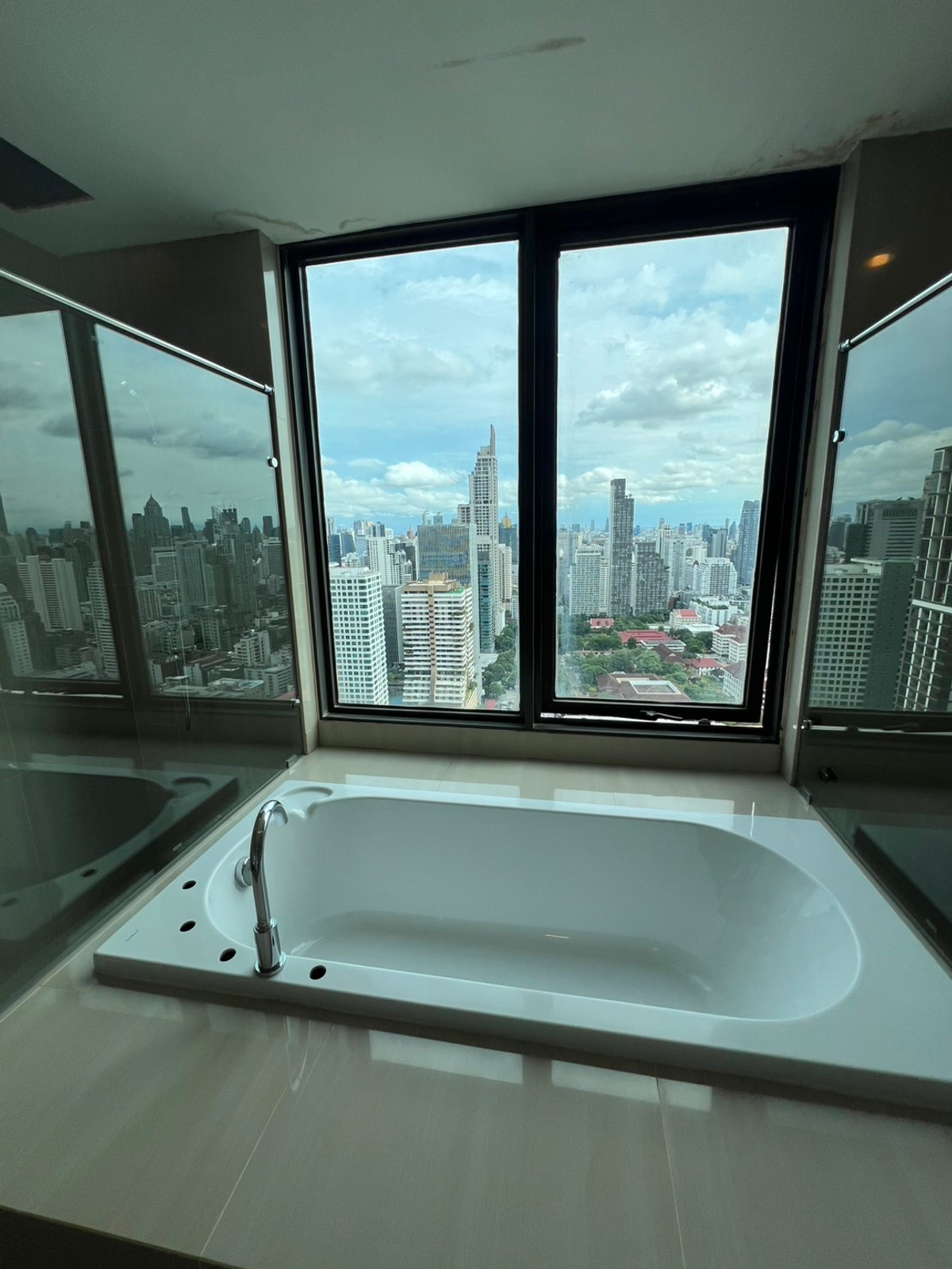 ขายคอนโดพระราม 9 เพชรบุรีตัดใหม่ RCA : คอนโด 5 ห้องนอนวิวสวย ที่ VILLA ASOKE , Contact 062-496-6454