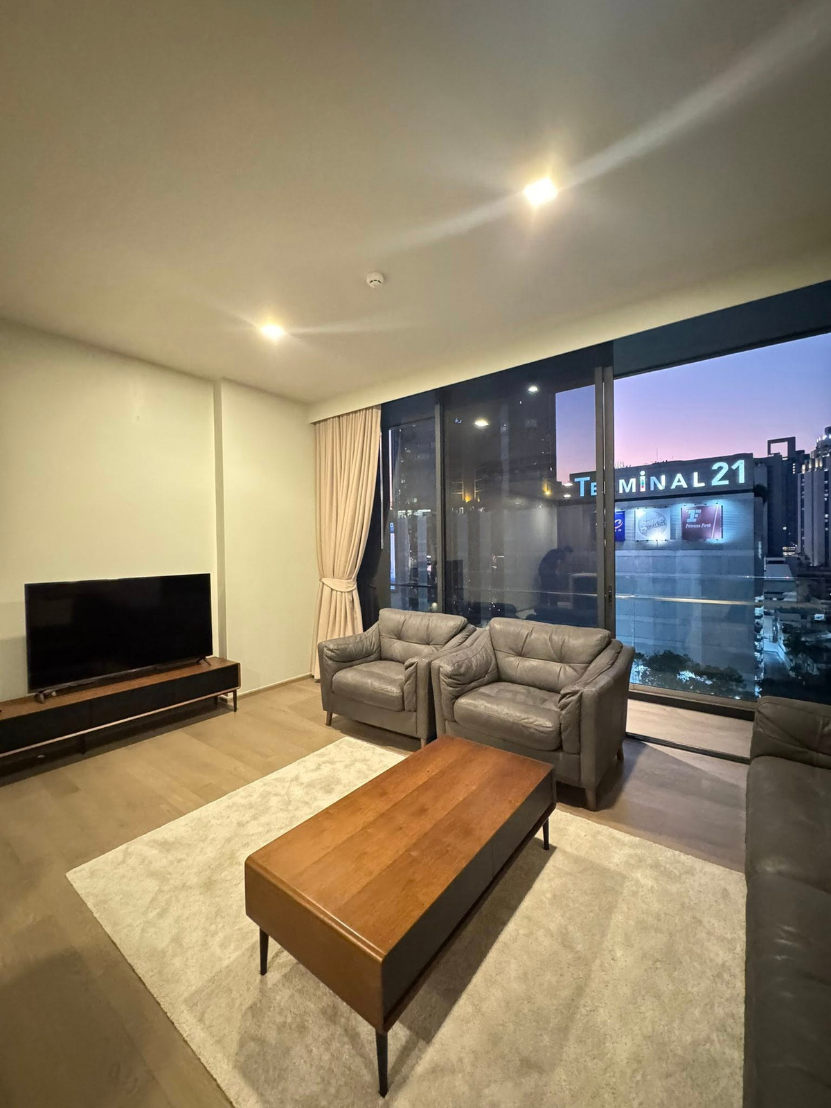 For RentCondoSukhumvit, Asoke, Thonglor : Celes Asoke Condo, convenient travel, close to BTS, there is a shuttle, beautiful room, fully furnished, ready to move in!