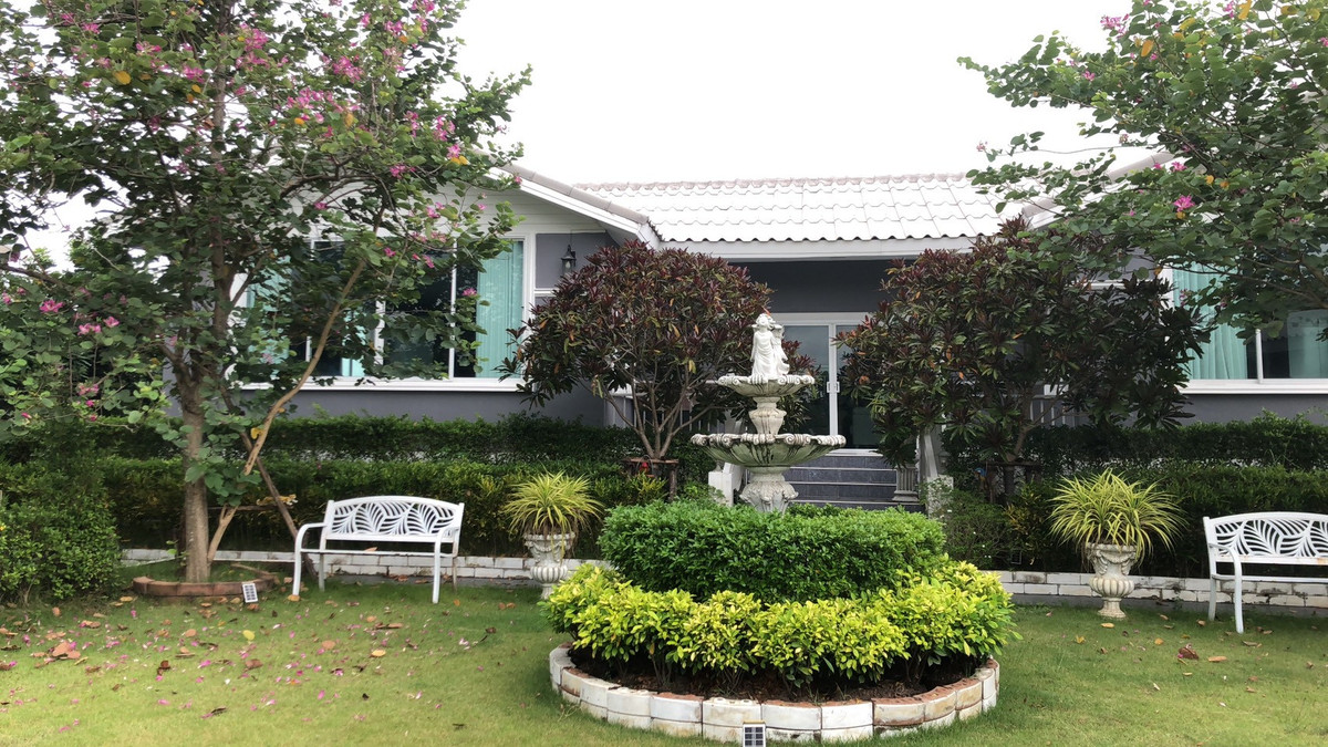 ขายบ้านปทุมธานี รังสิต ธรรมศาสตร์ : 92464 - ขายรีสอร์ทลดาวรรณ์ คอดเทจ ตกแต่งสไตส์ยุโรป คลองสาม ลำลูกกา มีบ้าน4 หลัง 5 ห้องนอน 5 ห้องน้ำ เนื้อที่ 333 ตรว สมราคา