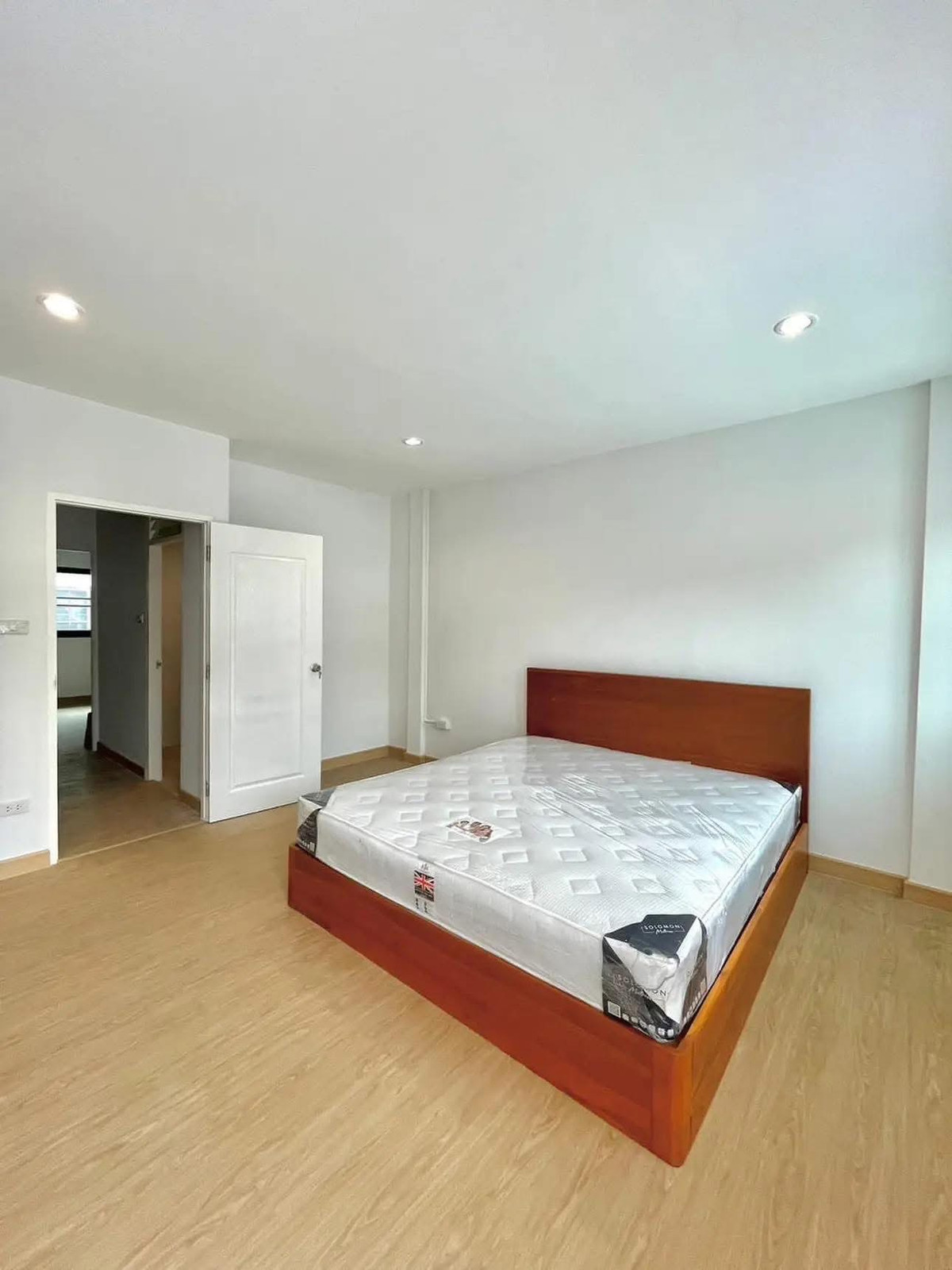 For RentTownhomeLadprao101, Happy Land, The Mall Bang Kapi : Townhome for rent, newly renovated Sena Villa 84 Village, Happyland Bang Kapi Soi 23, near The Mall Bang Kapi.