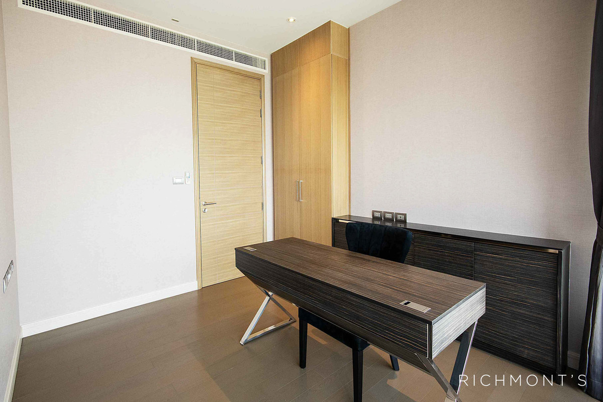 ขายคอนโดวิทยุ ชิดลม หลังสวน : 2 ห้องนอนวิวสวย ที่ Magnolias Ratchadamri Boulevard, Contact 062-496-6454