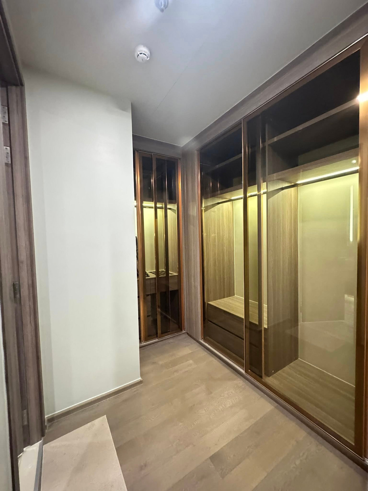 For RentCondoSukhumvit, Asoke, Thonglor : Celes Asoke Condo, convenient travel, close to BTS, there is a shuttle, beautiful room, fully furnished, ready to move in!