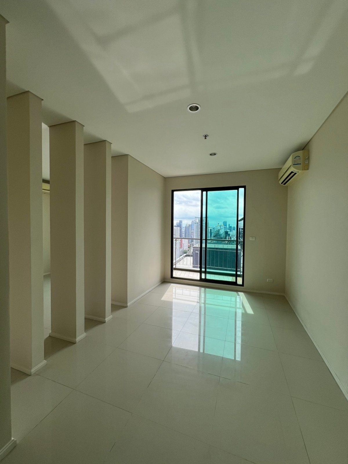 ขายคอนโดพระราม 9 เพชรบุรีตัดใหม่ RCA : คอนโด 5 ห้องนอนวิวสวย ที่ VILLA ASOKE , Contact 062-496-6454