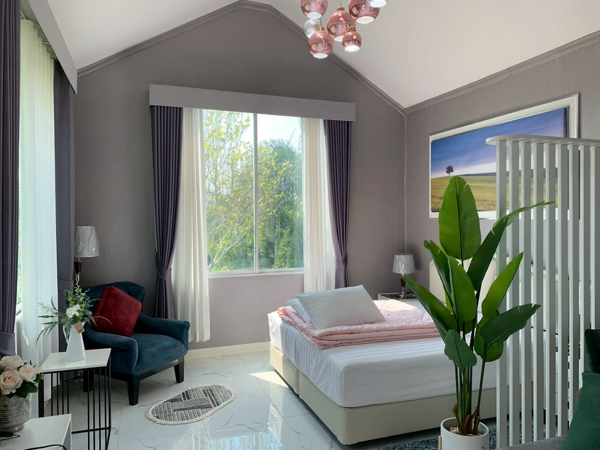 ขายบ้านปทุมธานี รังสิต ธรรมศาสตร์ : 92464 - ขายรีสอร์ทลดาวรรณ์ คอดเทจ ตกแต่งสไตส์ยุโรป คลองสาม ลำลูกกา มีบ้าน4 หลัง 5 ห้องนอน 5 ห้องน้ำ เนื้อที่ 333 ตรว สมราคา