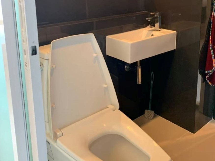 For SaleCondoSapankwai,Jatujak : 🔥Urgent Sale!🔥 Rhythm Phahol-Ari, near Ari BTS station. Fully furnished and ready to move in.