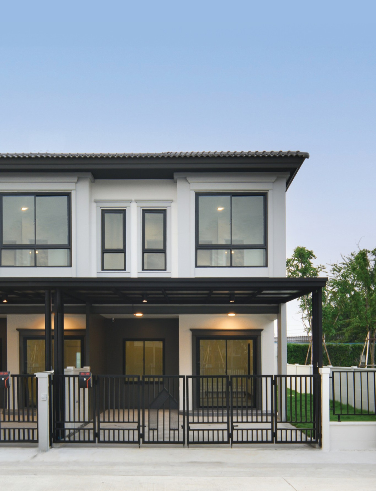 ขายอาคารพาณิชย์พัทยา บางแสน ชลบุรี สัตหีบ : ทาวน์โฮม HARRODS 2 ชั้น พื้นที่ใช้สอย 108 ตร.ม. 3 ห้องนอน 3 ห้องน้ำ ห้องนั่งเล่น ห้องอเนกประสงค์ ห้องครัว 1 ที่จอดรถ