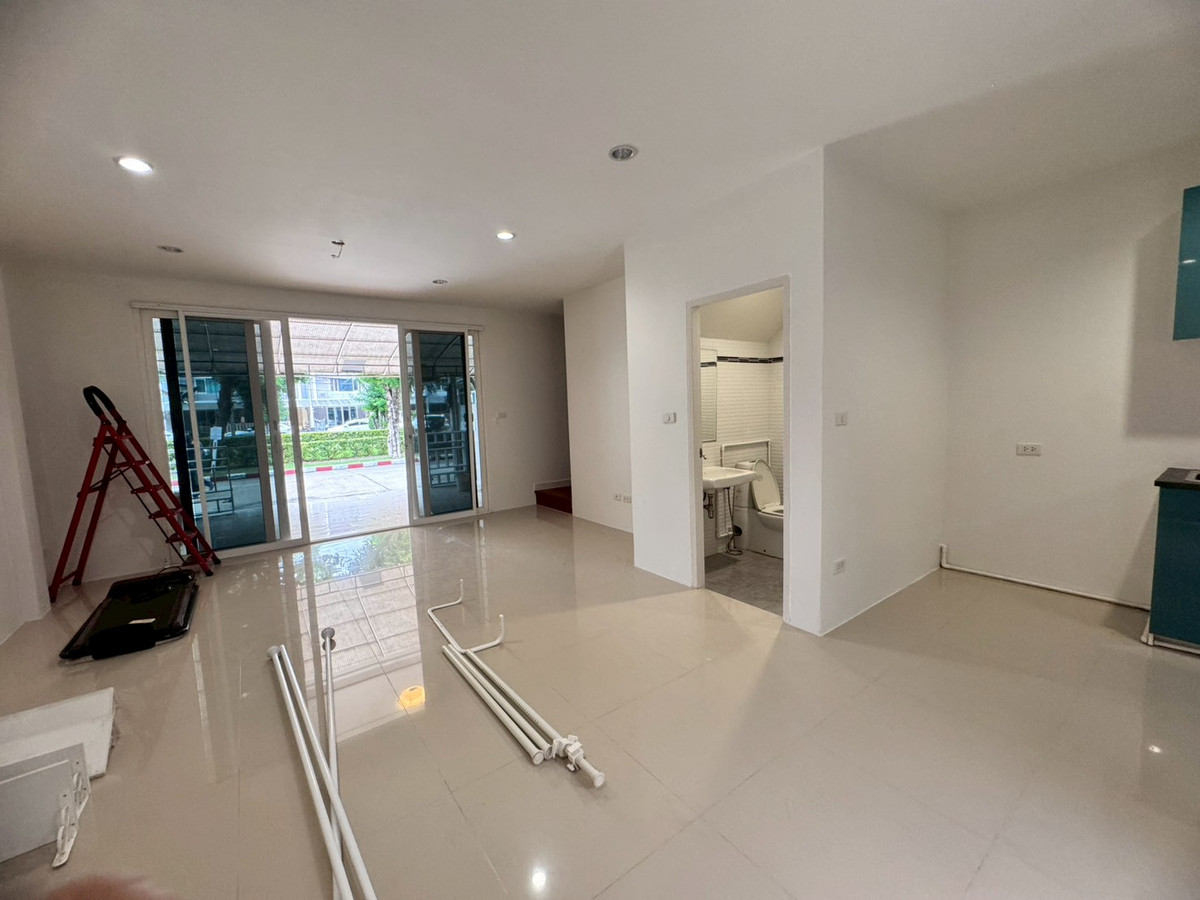 For SaleTownhomePattanakan, Srinakarin : Townhome for sale, The Exclusive Village, Pattanakarn 44 (The Exclusive-Pattanakarn44) near APL Hua Mak (N.1915)
