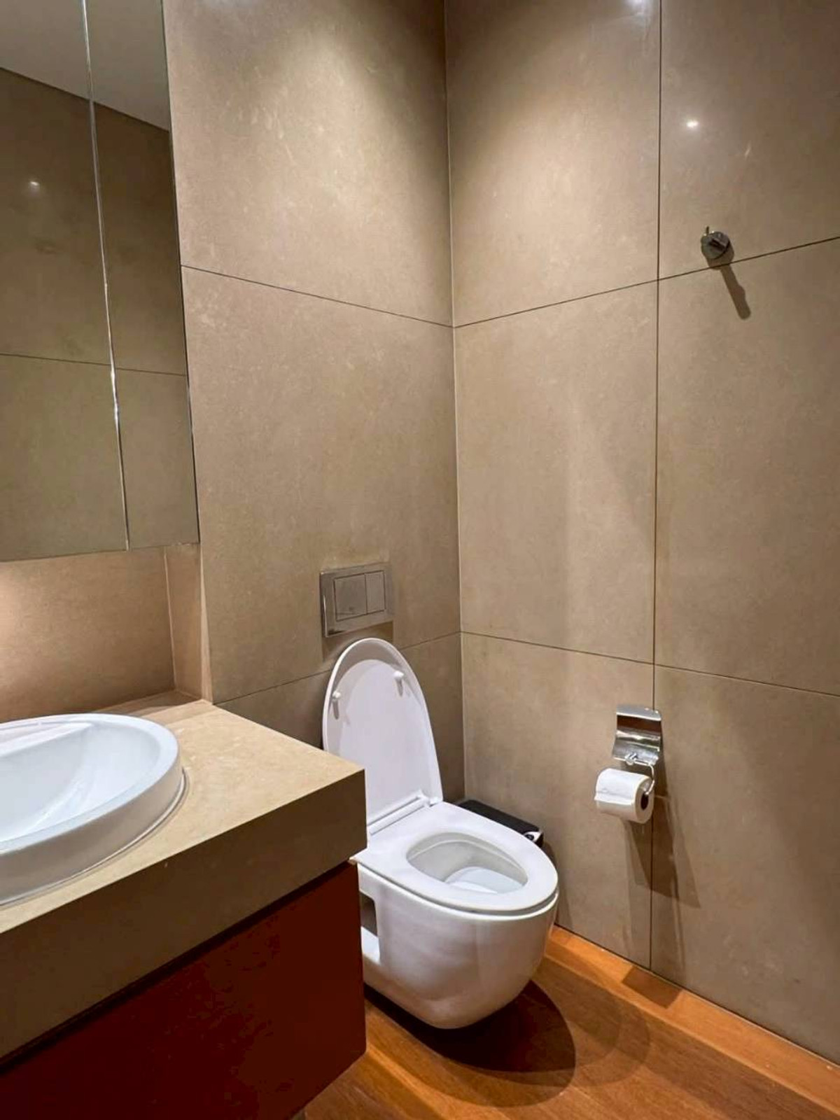 For RentCondoSathorn, Narathiwat : ✅ SKTR104 ✅ Line : @p2nproperty