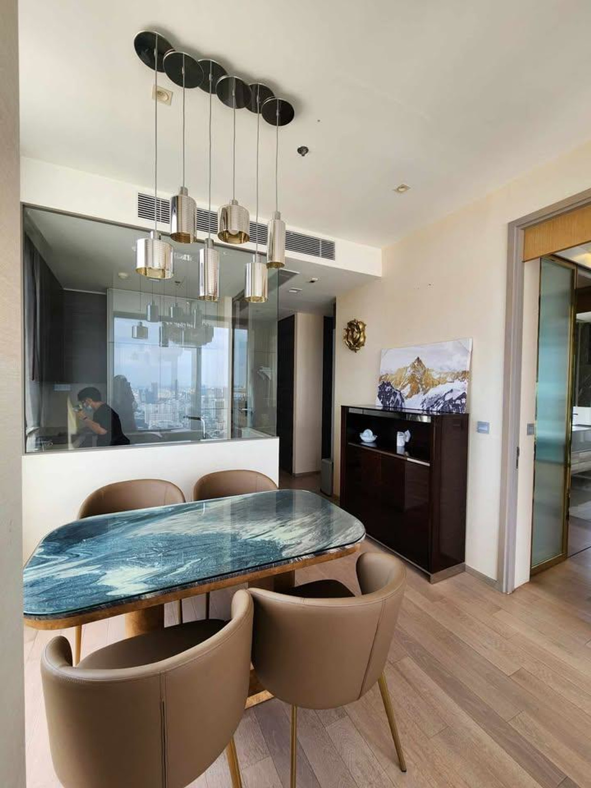 ให้เช่าคอนโดสุขุมวิท อโศก ทองหล่อ : คอนโด The Esse Asoke เดินทางสะดวก ใกล้รถไฟฟ้าบีทีเอส มีรถรับส่ง ห้องสวย เฟอร์นิเจอร์ครบ พร้อมอยู่!!