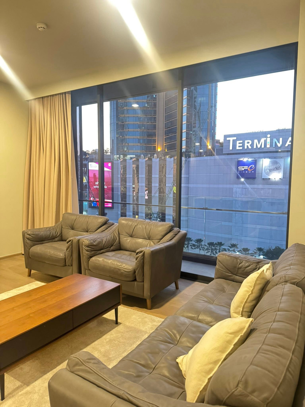 For RentCondoSukhumvit, Asoke, Thonglor : Celes Asoke Condo, convenient travel, close to BTS, there is a shuttle, beautiful room, fully furnished, ready to move in!