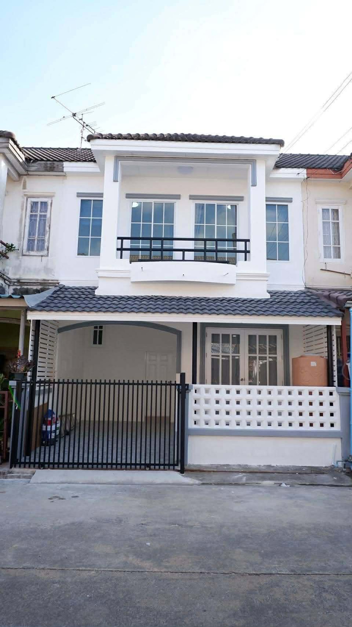 For SaleTownhomePathum Thani,Rangsit, Thammasat : ME2500567 Townhouse renovated, ready to move in, 3 bedrooms, 2 bathrooms, Baan Fah Khlong Luang, only 1.85 million.