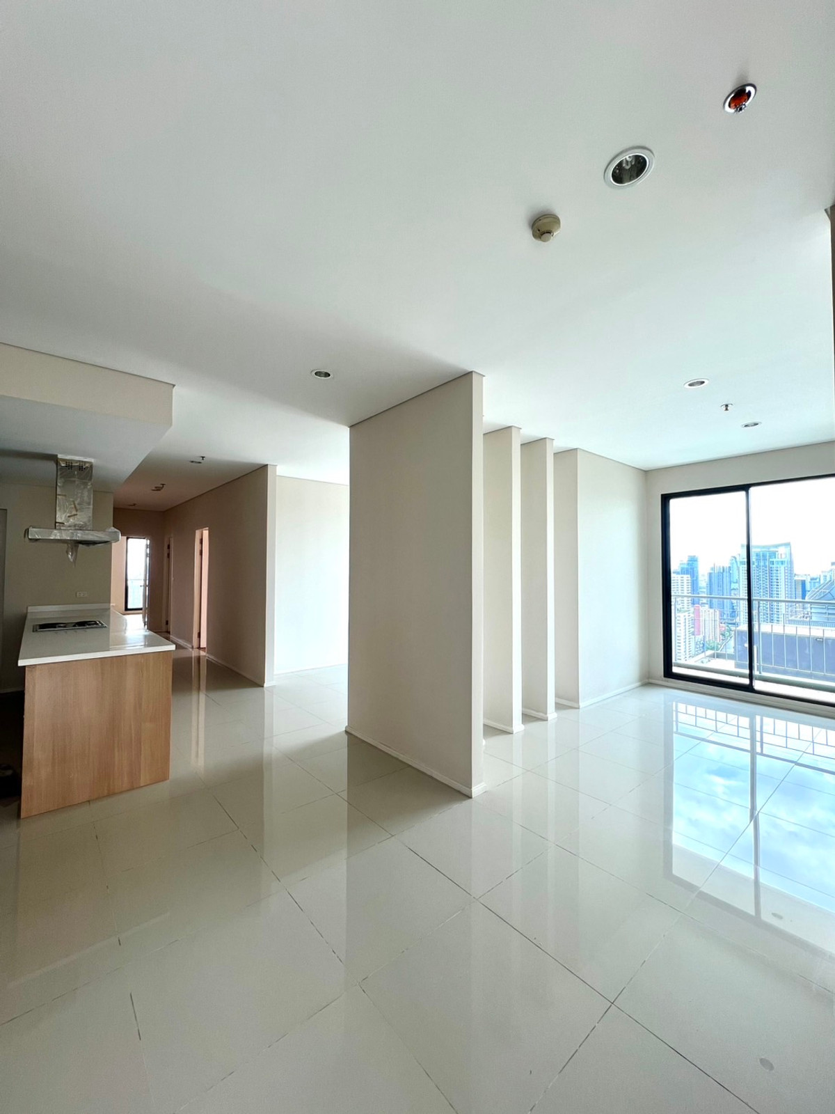 ขายคอนโดพระราม 9 เพชรบุรีตัดใหม่ RCA : คอนโด 5 ห้องนอนวิวสวย ที่ VILLA ASOKE , Contact 062-496-6454