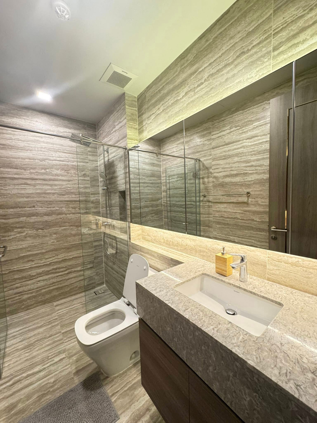 For RentCondoSukhumvit, Asoke, Thonglor : Celes Asoke Condo, convenient travel, close to BTS, there is a shuttle, beautiful room, fully furnished, ready to move in!