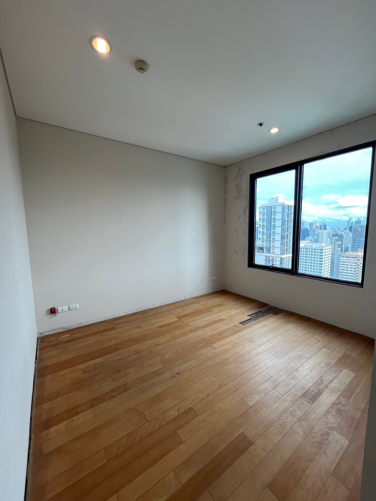 ขายคอนโดพระราม 9 เพชรบุรีตัดใหม่ RCA : คอนโด 5 ห้องนอนวิวสวย ที่ VILLA ASOKE , Contact 062-496-6454