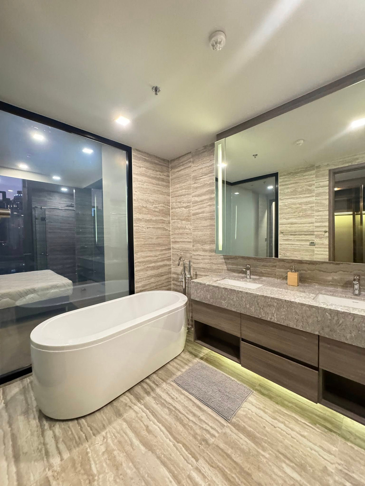 For RentCondoSukhumvit, Asoke, Thonglor : Celes Asoke Condo, convenient travel, close to BTS, there is a shuttle, beautiful room, fully furnished, ready to move in!