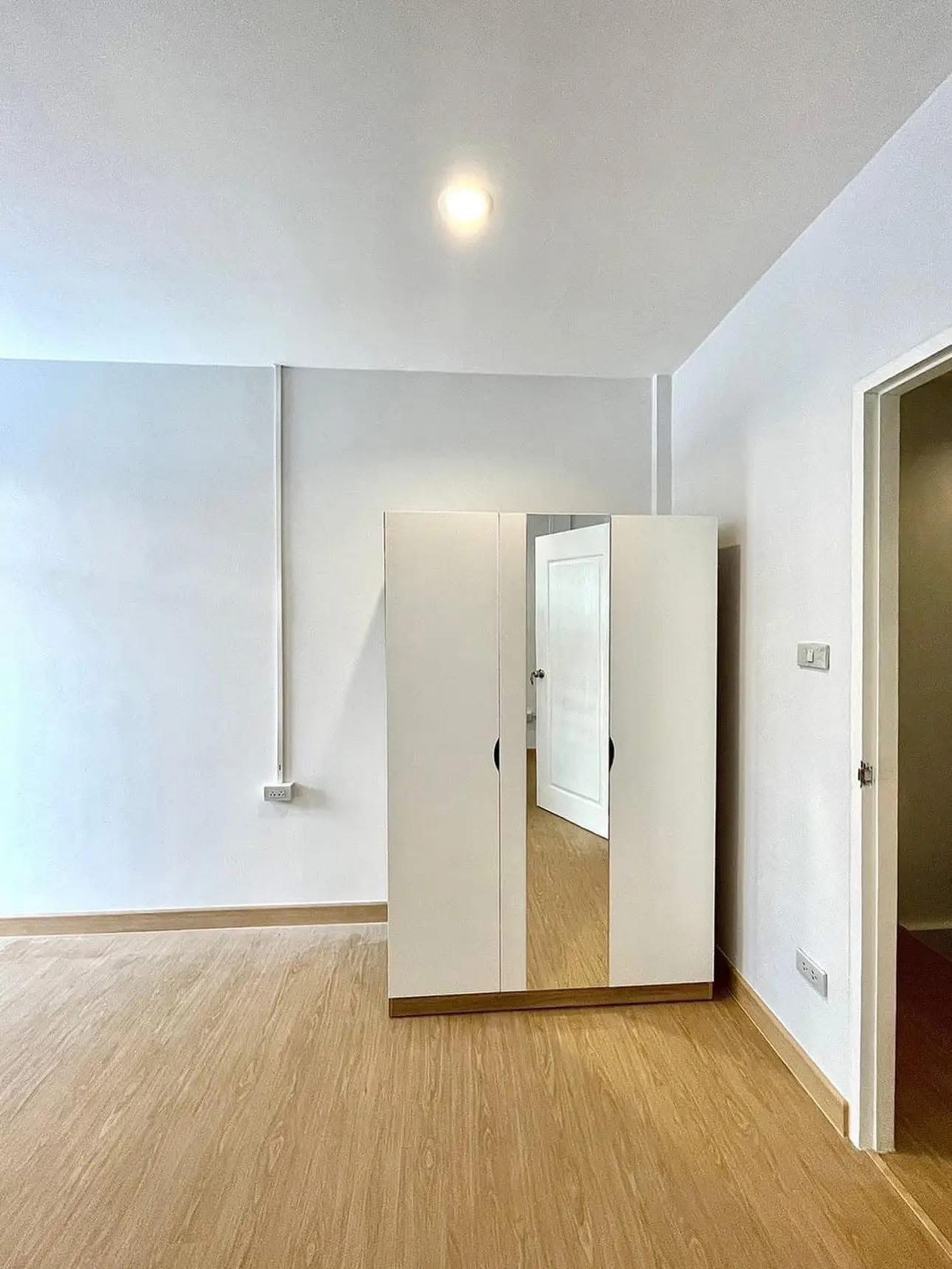 For RentTownhomeLadprao101, Happy Land, The Mall Bang Kapi : Townhome for rent, newly renovated Sena Villa 84 Village, Happyland Bang Kapi Soi 23, near The Mall Bang Kapi.