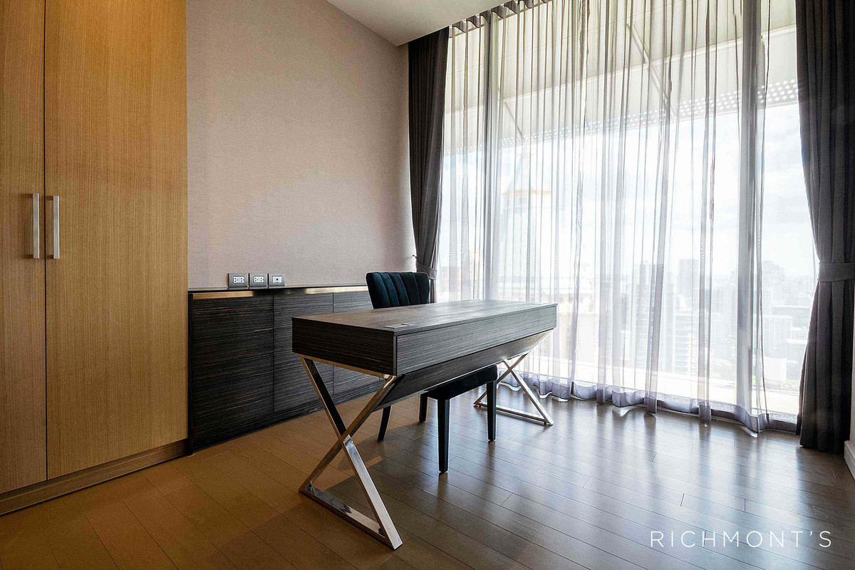 ขายคอนโดวิทยุ ชิดลม หลังสวน : 2 ห้องนอนวิวสวย ที่ Magnolias Ratchadamri Boulevard, Contact 062-496-6454