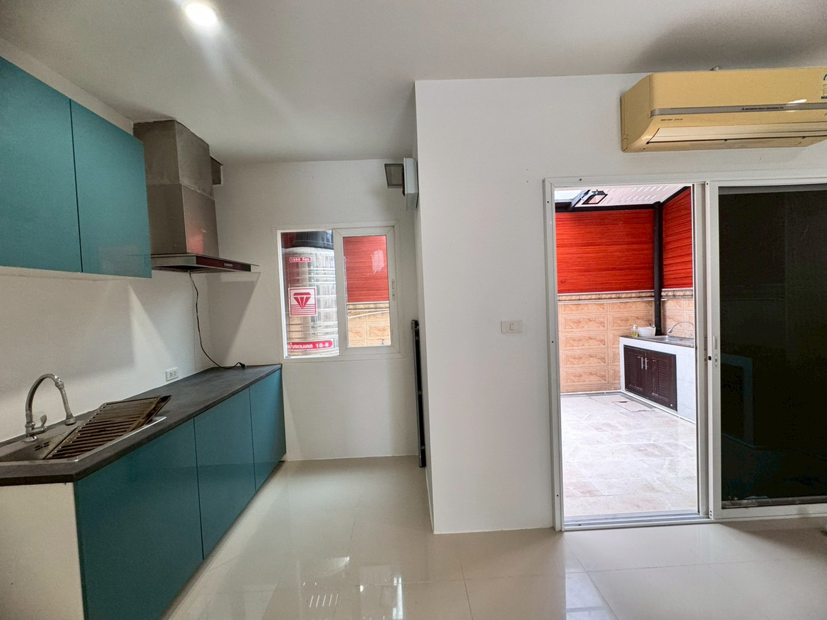 For SaleTownhomePattanakan, Srinakarin : Townhome for sale, The Exclusive Village, Pattanakarn 44 (The Exclusive-Pattanakarn44) near APL Hua Mak (N.1915)