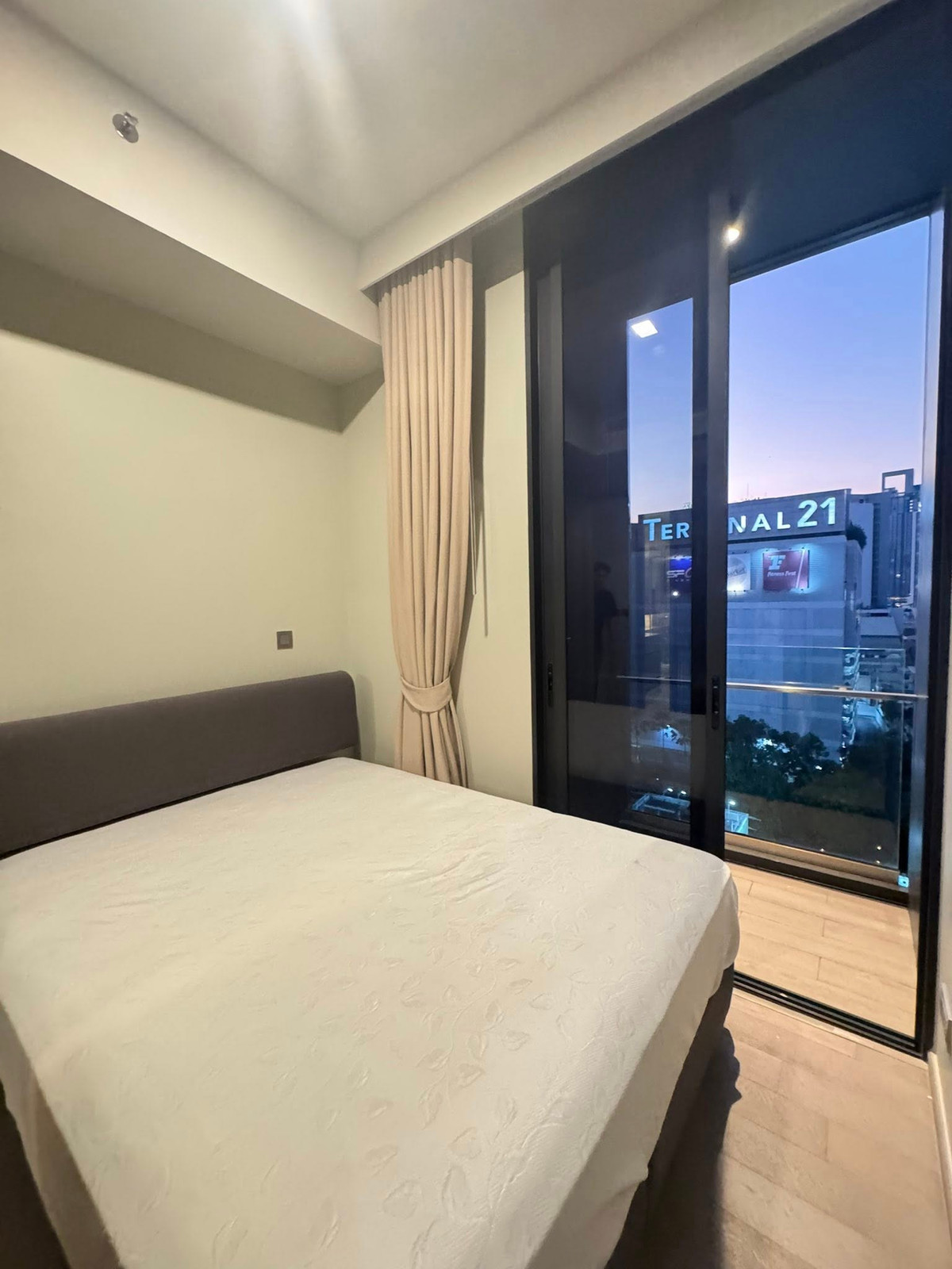 For RentCondoSukhumvit, Asoke, Thonglor : Celes Asoke Condo, convenient travel, close to BTS, there is a shuttle, beautiful room, fully furnished, ready to move in!