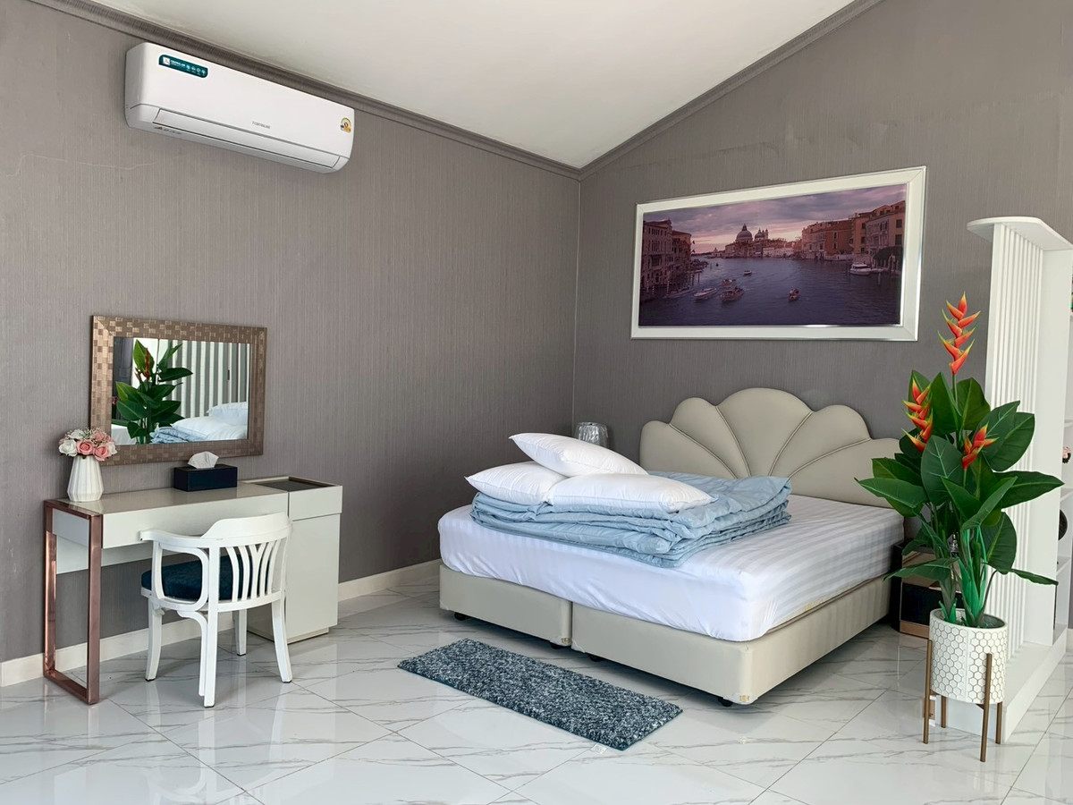 ขายบ้านปทุมธานี รังสิต ธรรมศาสตร์ : 92464 - ขายรีสอร์ทลดาวรรณ์ คอดเทจ ตกแต่งสไตส์ยุโรป คลองสาม ลำลูกกา มีบ้าน4 หลัง 5 ห้องนอน 5 ห้องน้ำ เนื้อที่ 333 ตรว สมราคา