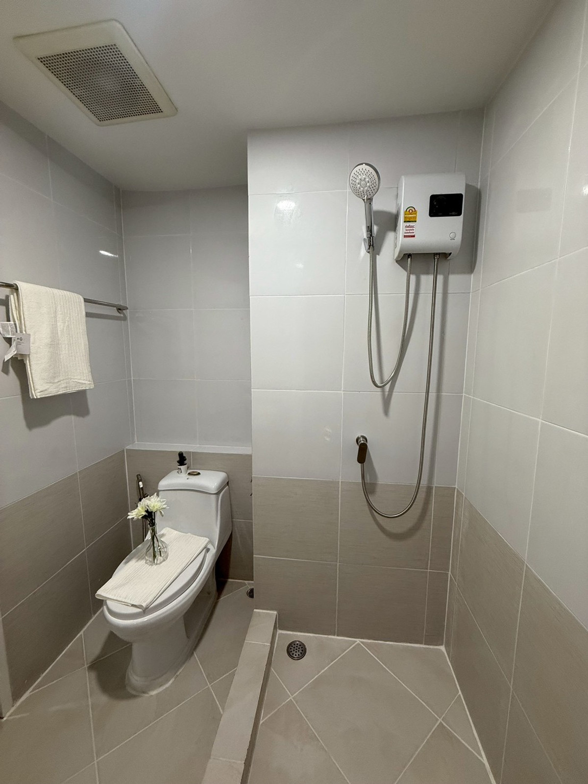 ขายคอนโดบางนา แบริ่ง ลาซาล : ขาย !  บี คอนโด ( B Condo)  บางนา-ตราด39  ห้องรีโนเวทใหม่ทั้งห้อง หิ้วกระเป๋าเข้าอยู่ได้เลย