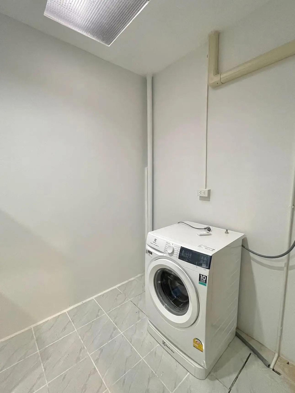 For RentTownhomeLadprao101, Happy Land, The Mall Bang Kapi : Townhome for rent, newly renovated Sena Villa 84 Village, Happyland Bang Kapi Soi 23, near The Mall Bang Kapi.