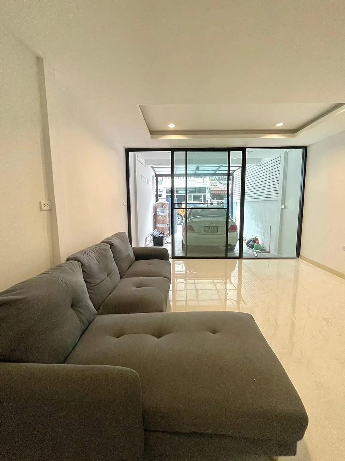 For RentTownhomeLadprao101, Happy Land, The Mall Bang Kapi : Townhome for rent, newly renovated Sena Villa 84 Village, Happyland Bang Kapi Soi 23, near The Mall Bang Kapi.
